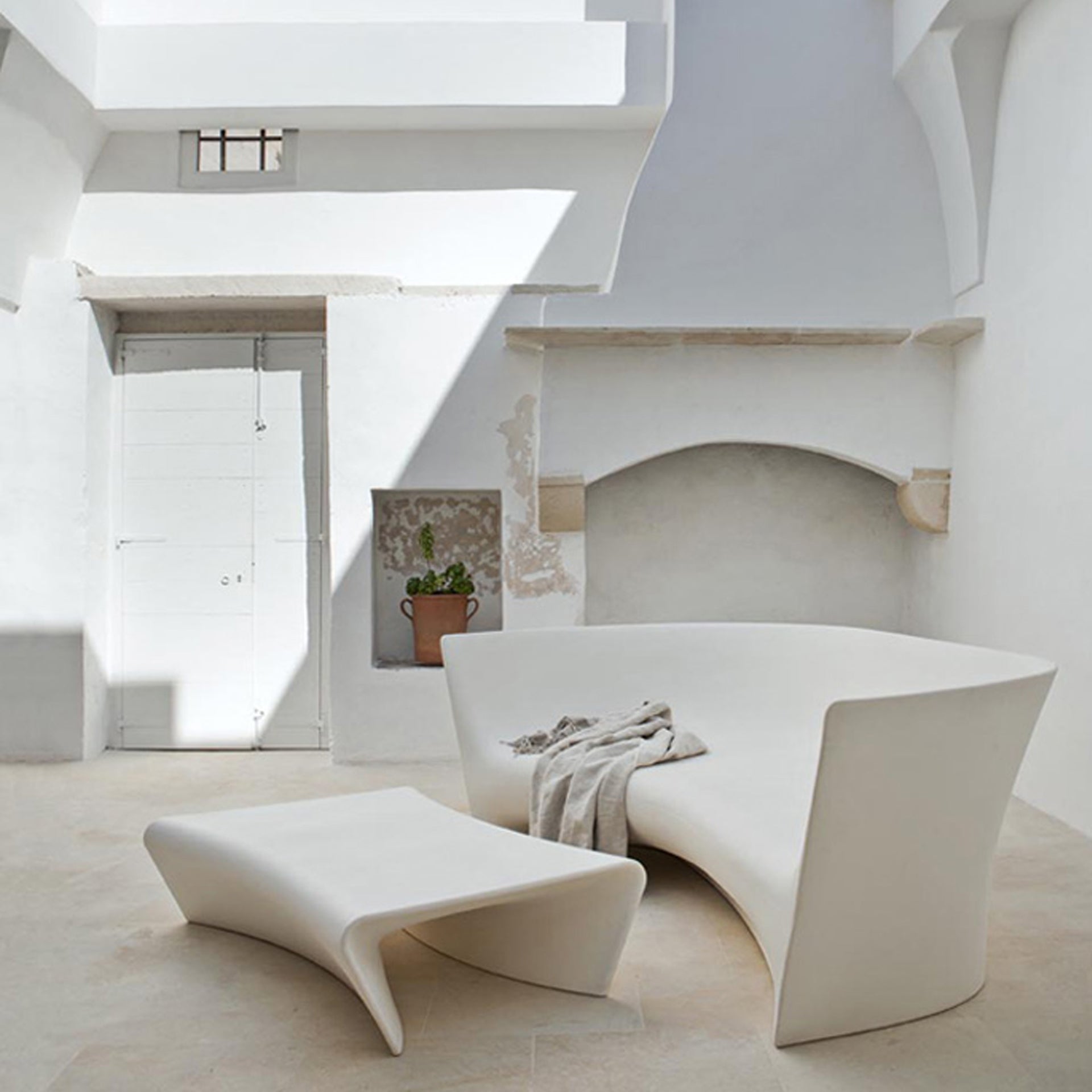 Piaffe white coffee table