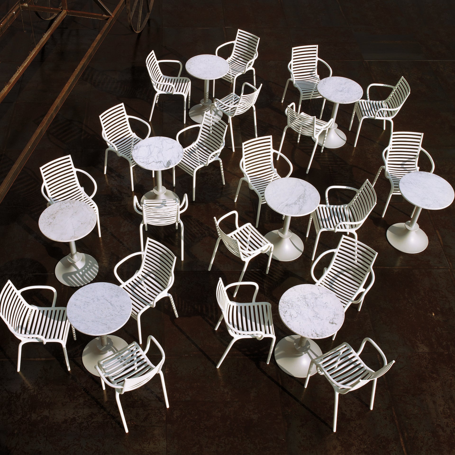 Chair with pip-e armrests white