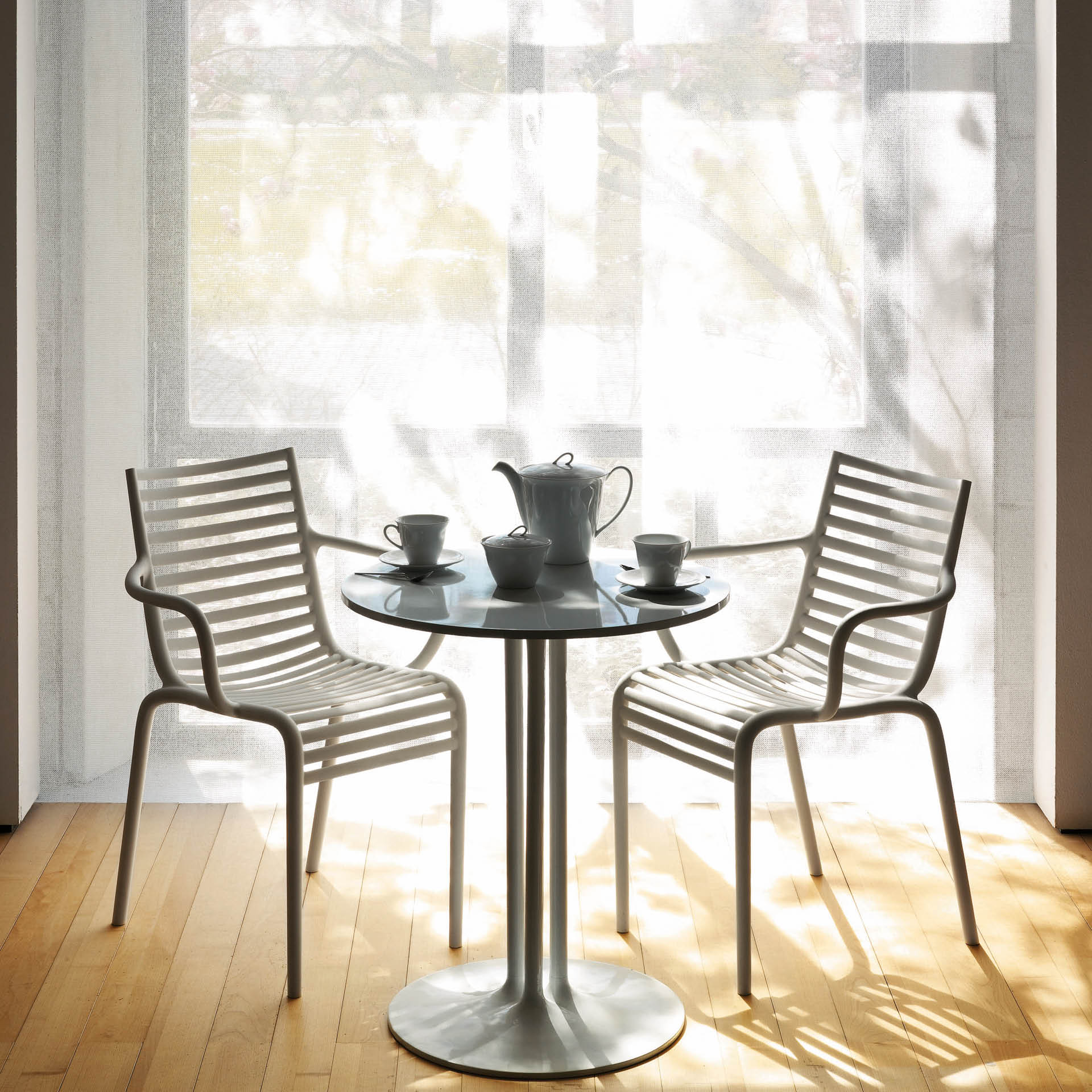 Chair with pip-e armrests white