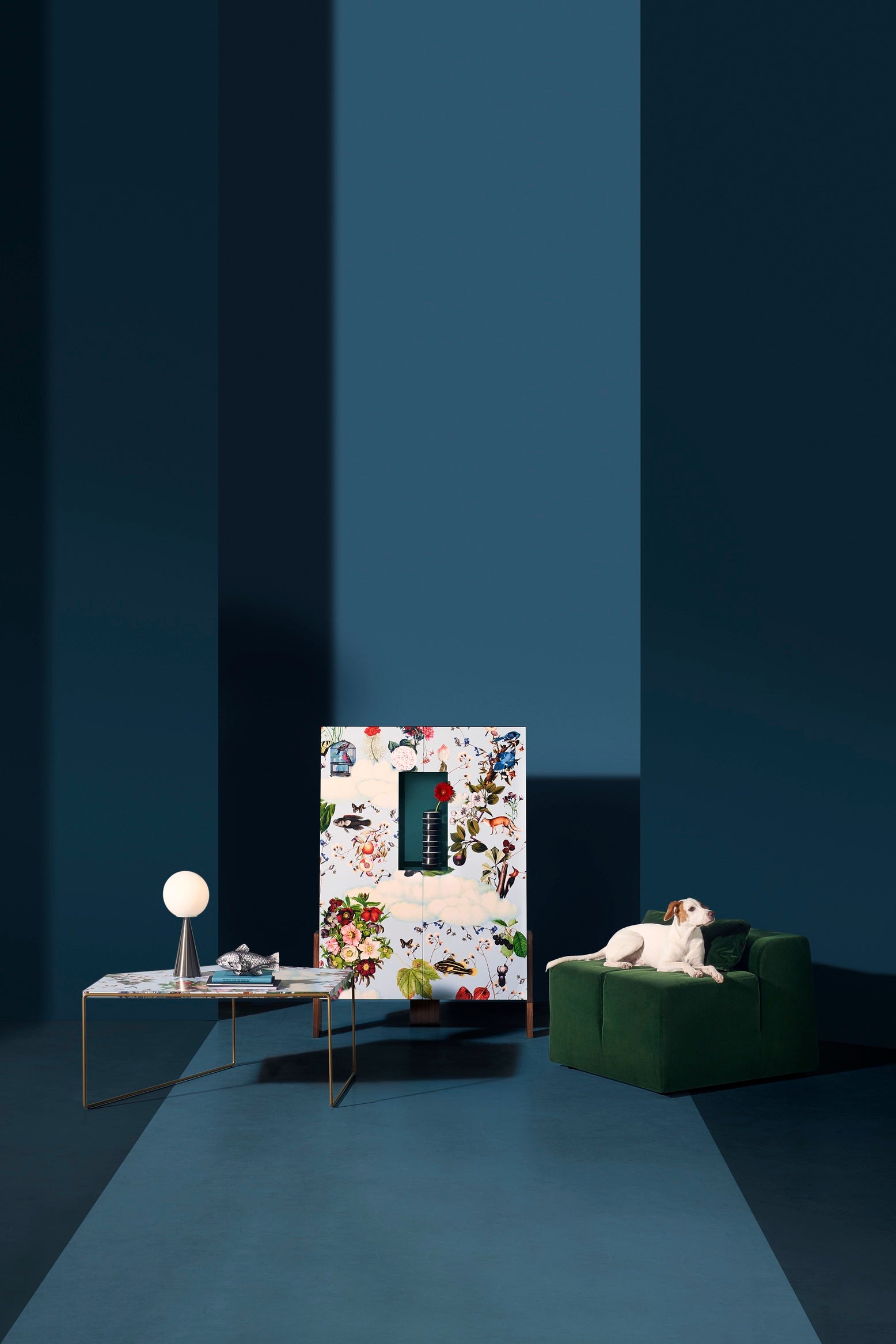 ZIQQURAT Regal in Blau mit Walnusssockel