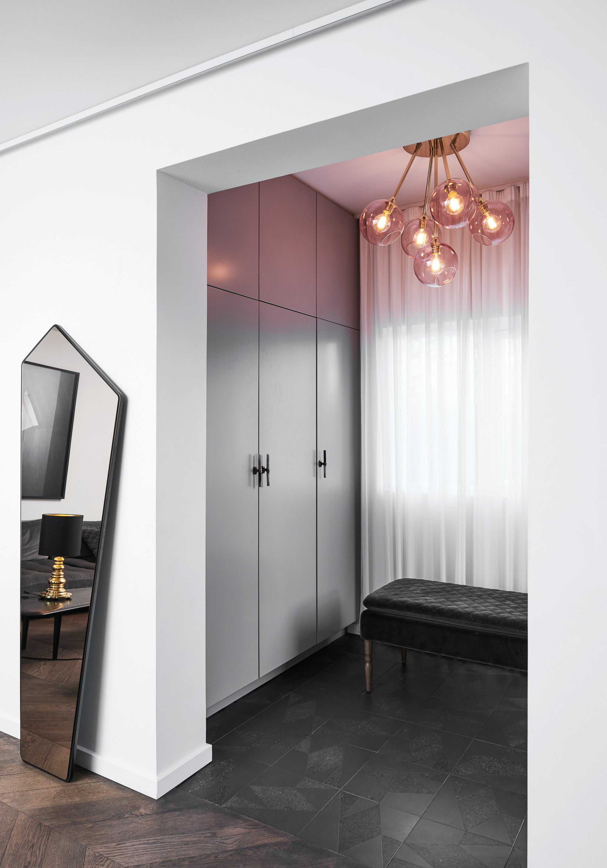 BALLROOM MOLECULE pendant lamp in pink with gold finish