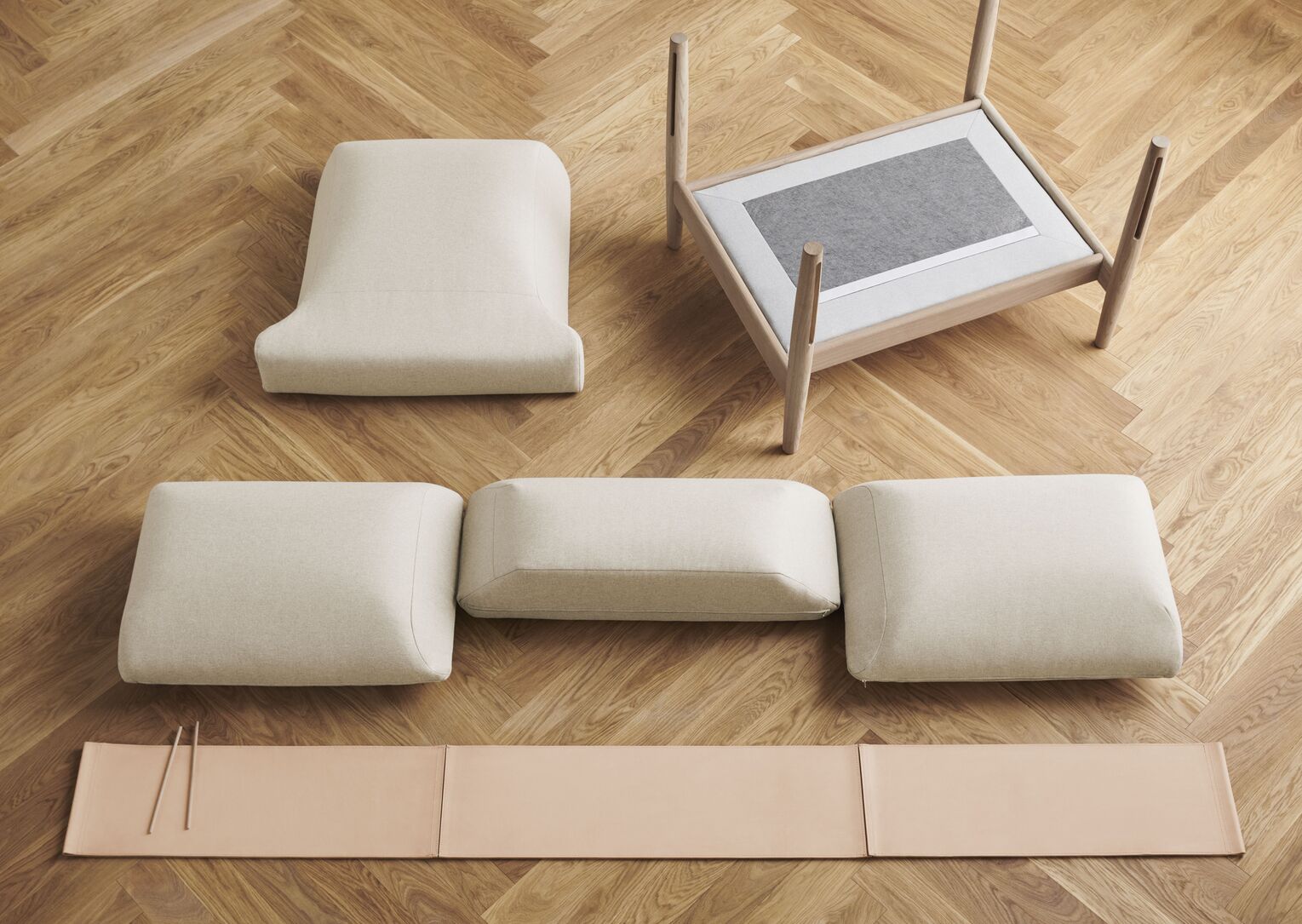 Dive armchair natural leather with an oak base