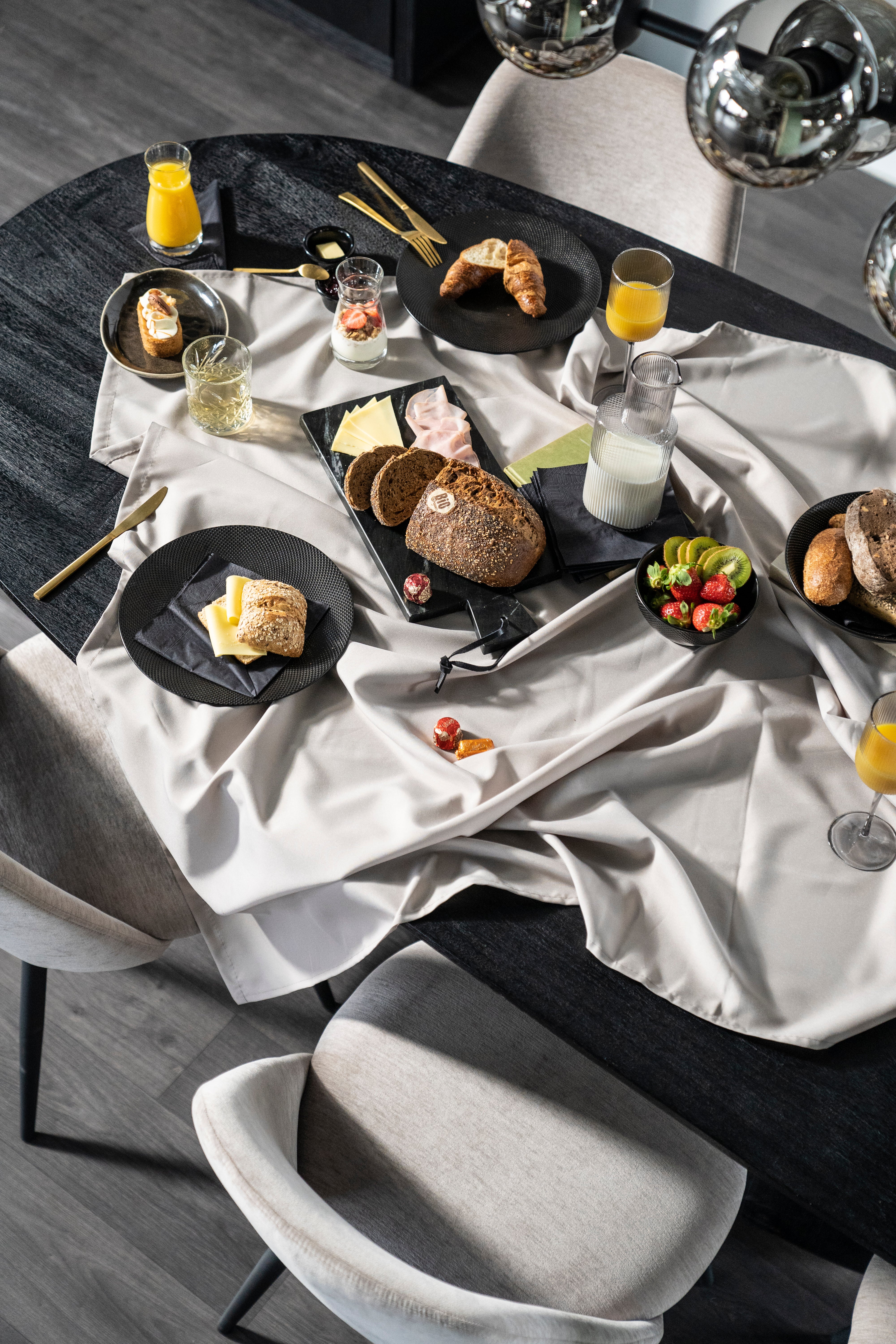 Ovaler Tisch ARON aus schwarzem Mangoholz