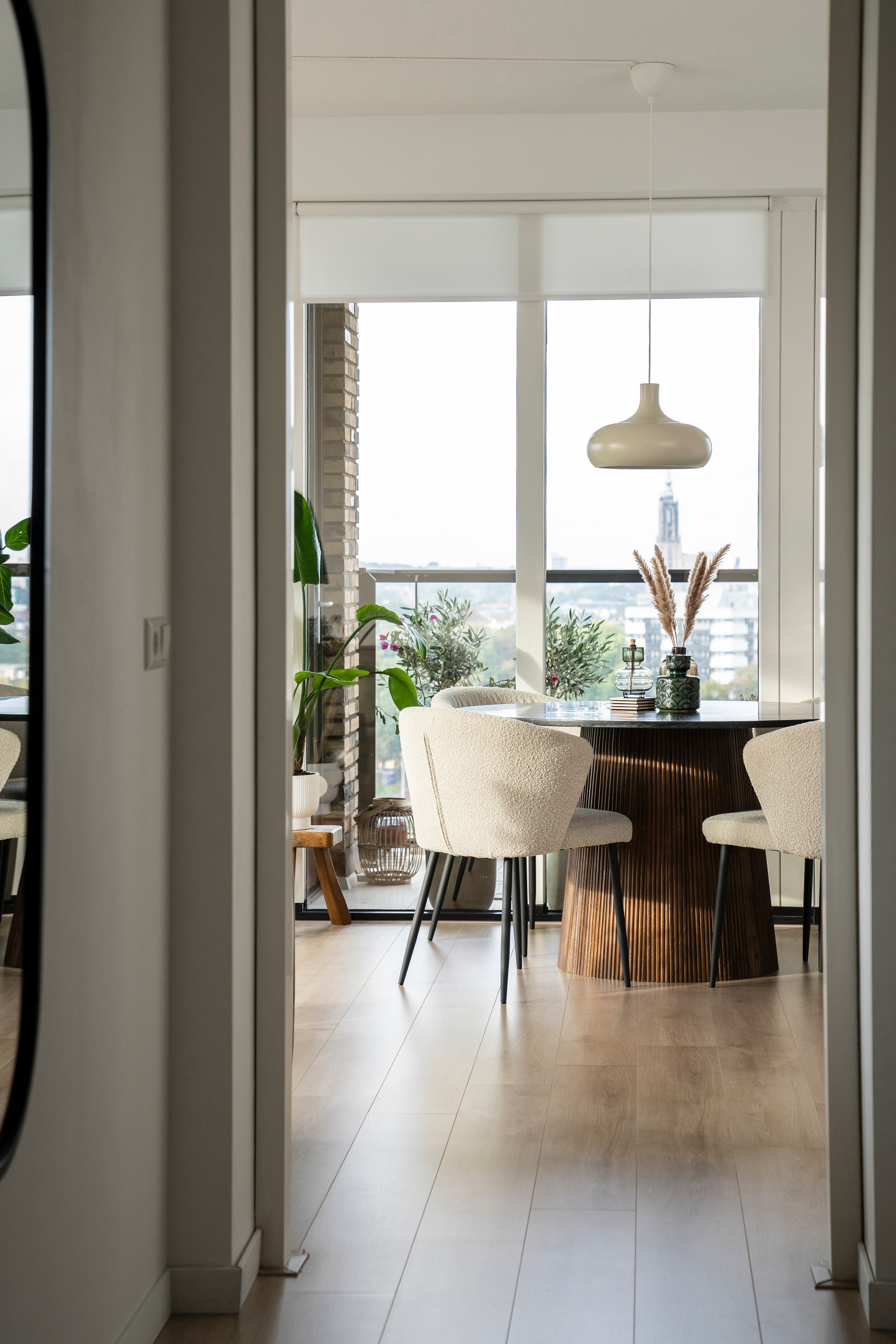 Runder Tisch MAXIM aus Mangoholz mit Marmorplatte