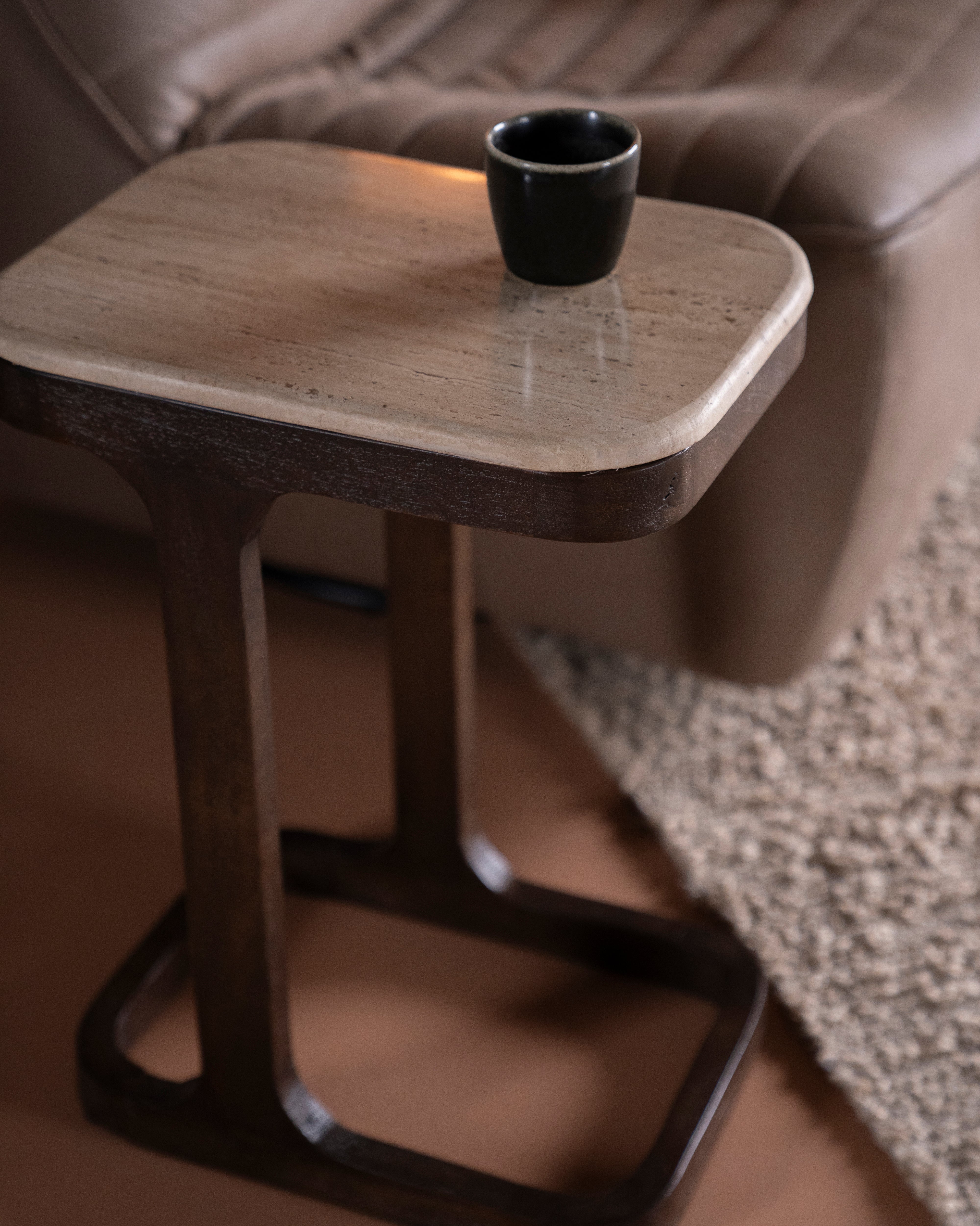TYLER side table made of mango wood with a travertine top