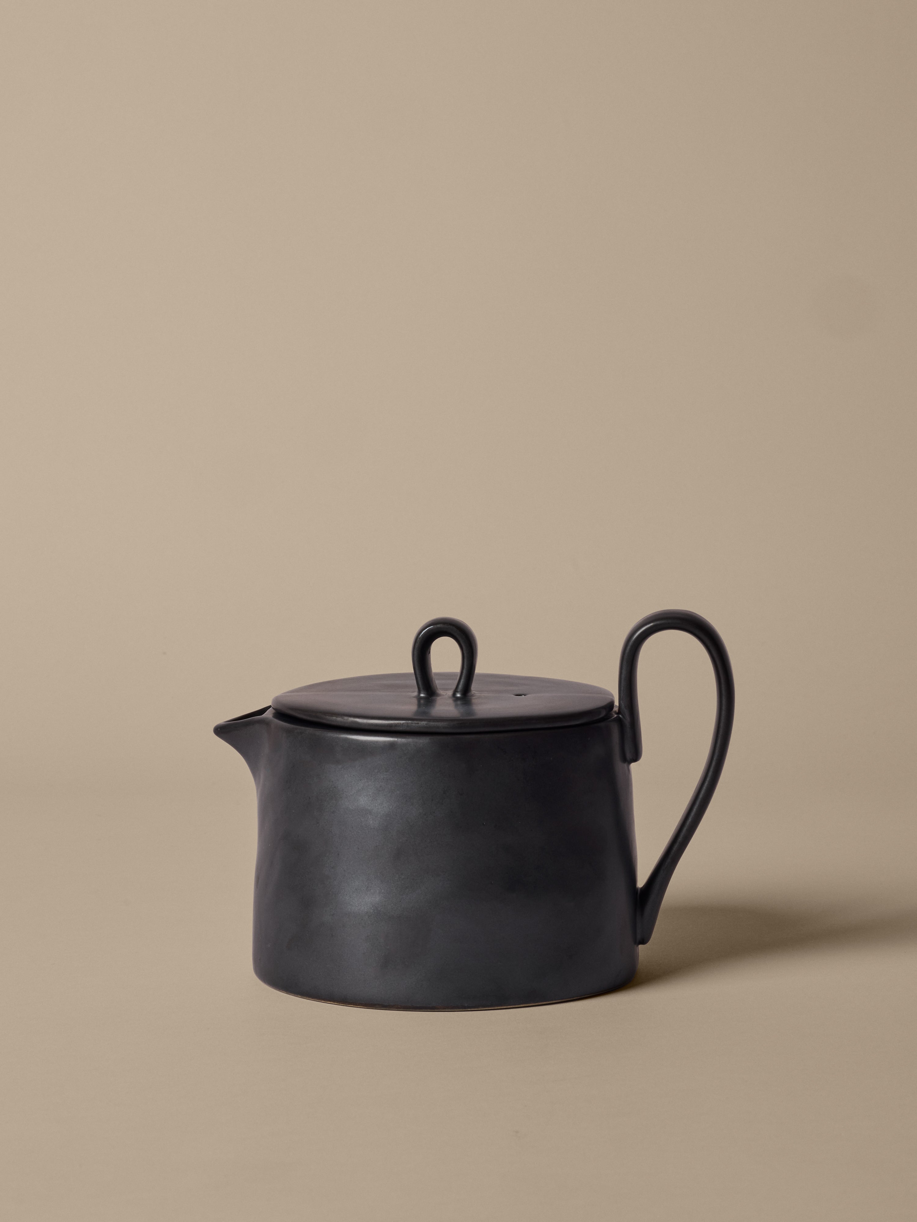 FLOW black jug with lid