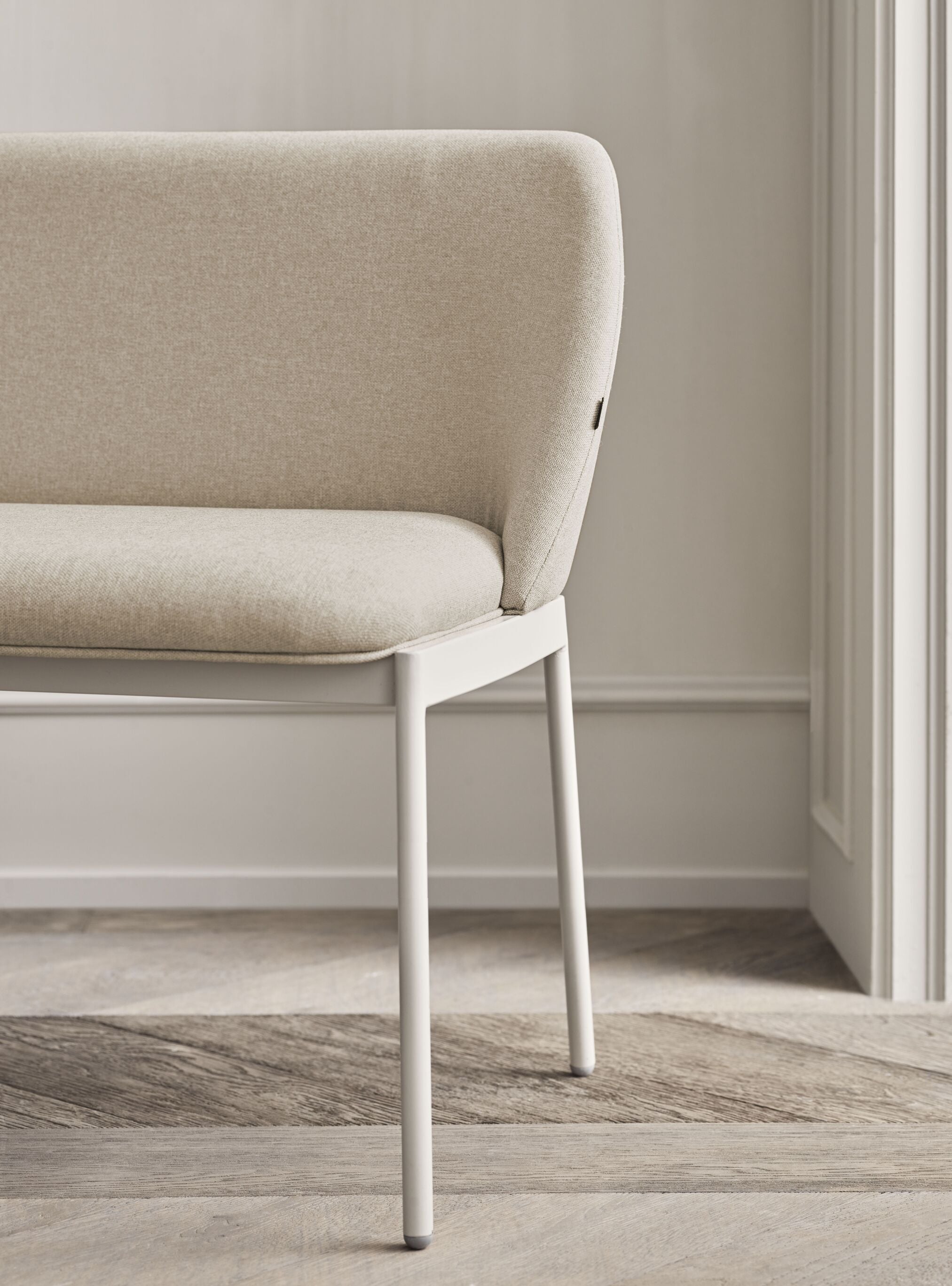 2,5-Personen-Sofa gepolsterte Frank Black Stahlbasis