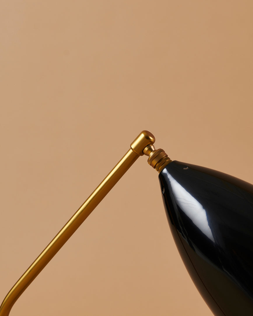 Tischlampe GRÄSHOPPA schwarzer glänzender Schirm mit goldenem Fuß