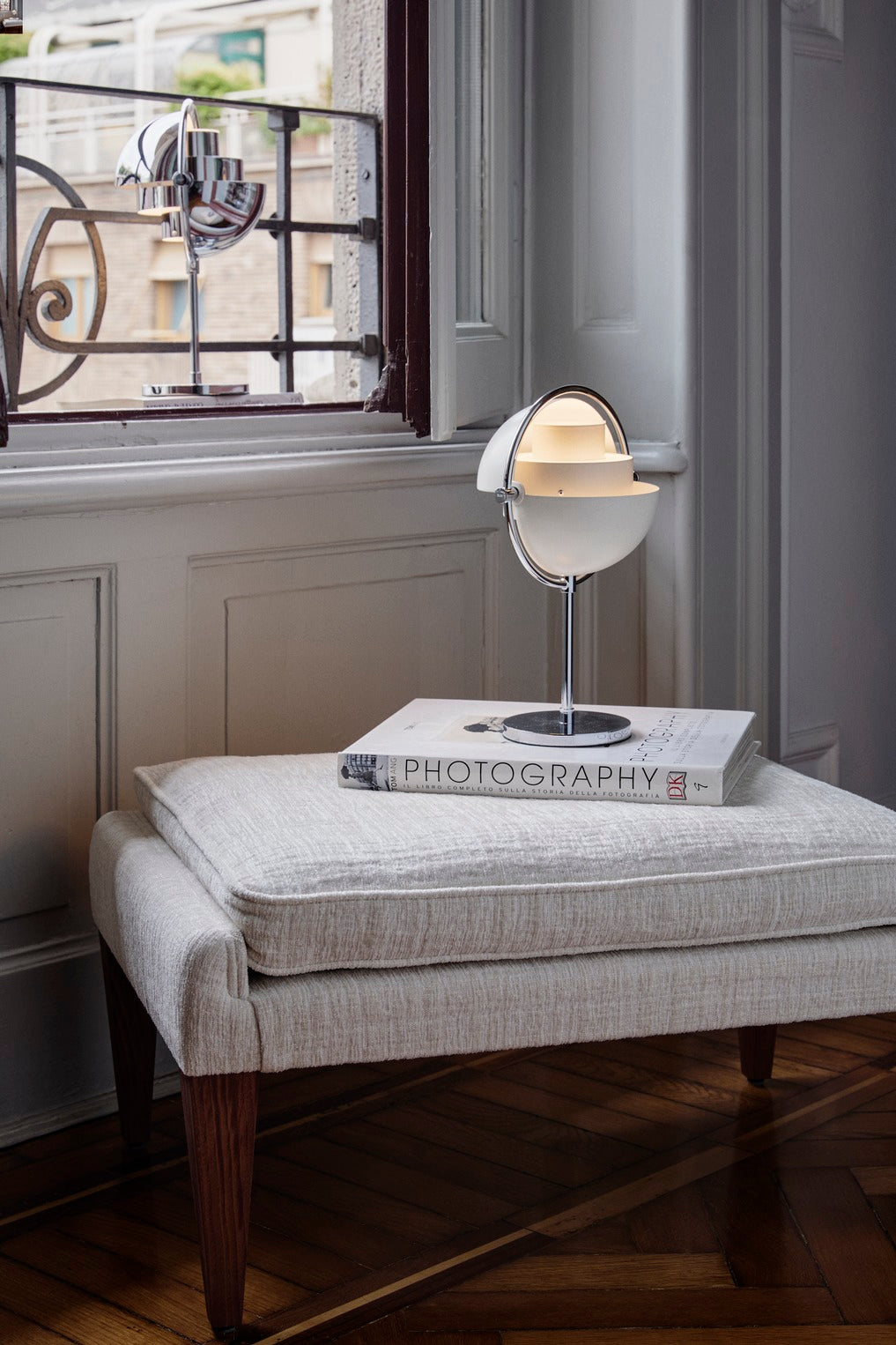 MULTI-LITE weiße tragbare Lampe mit Chromsockel