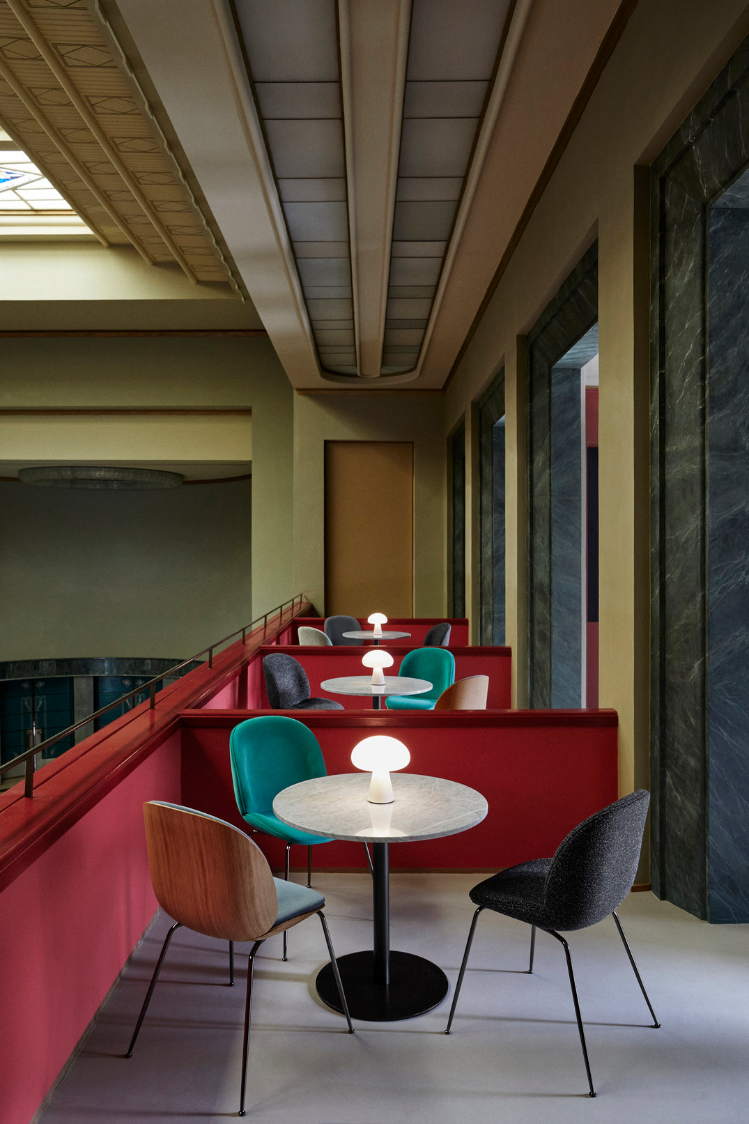 Runder Tisch 1.0 weißer Marmor mit schwarzem Fuß