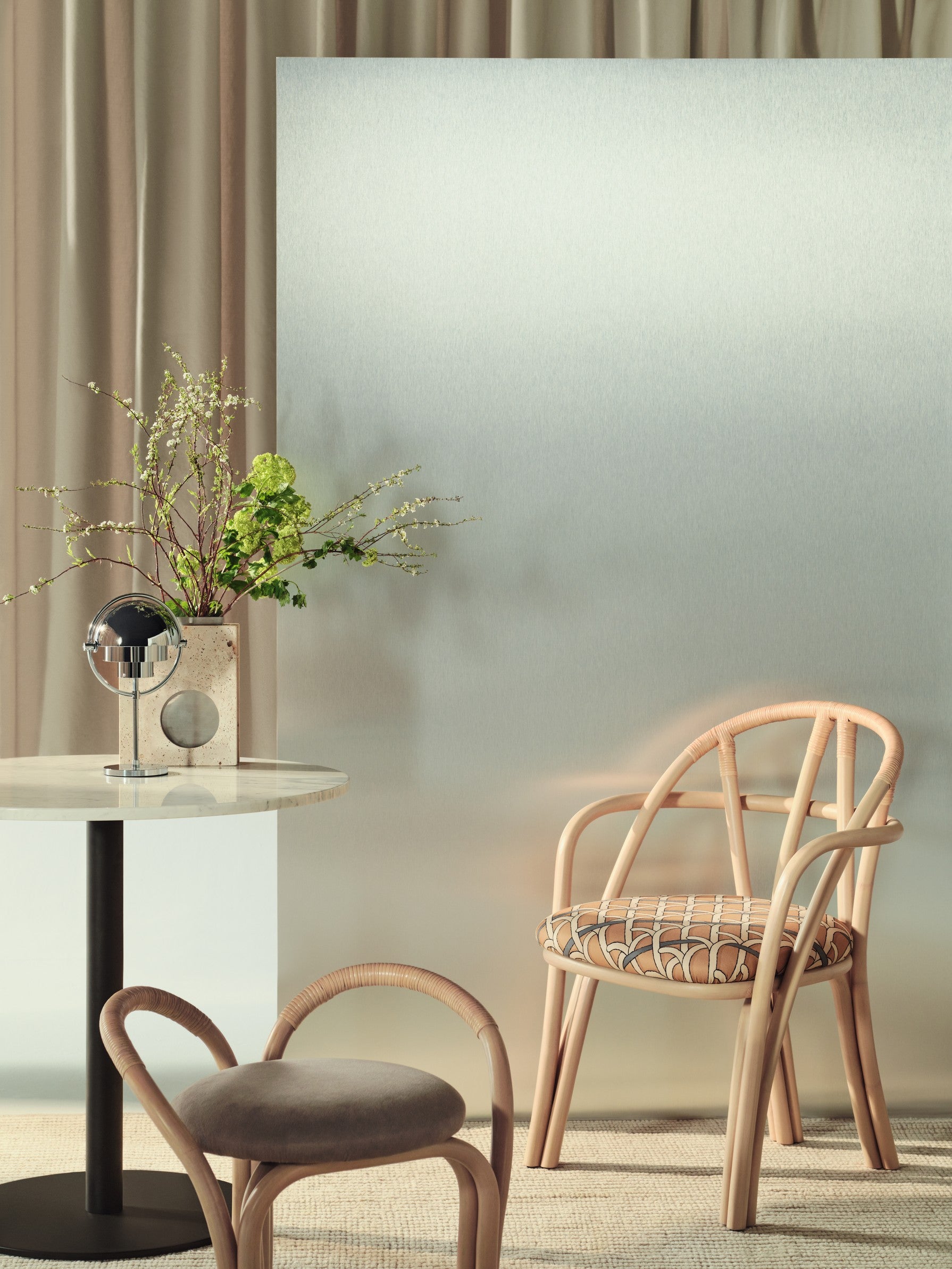 Runder Tisch 1.0 weißer Marmor mit schwarzem Fuß