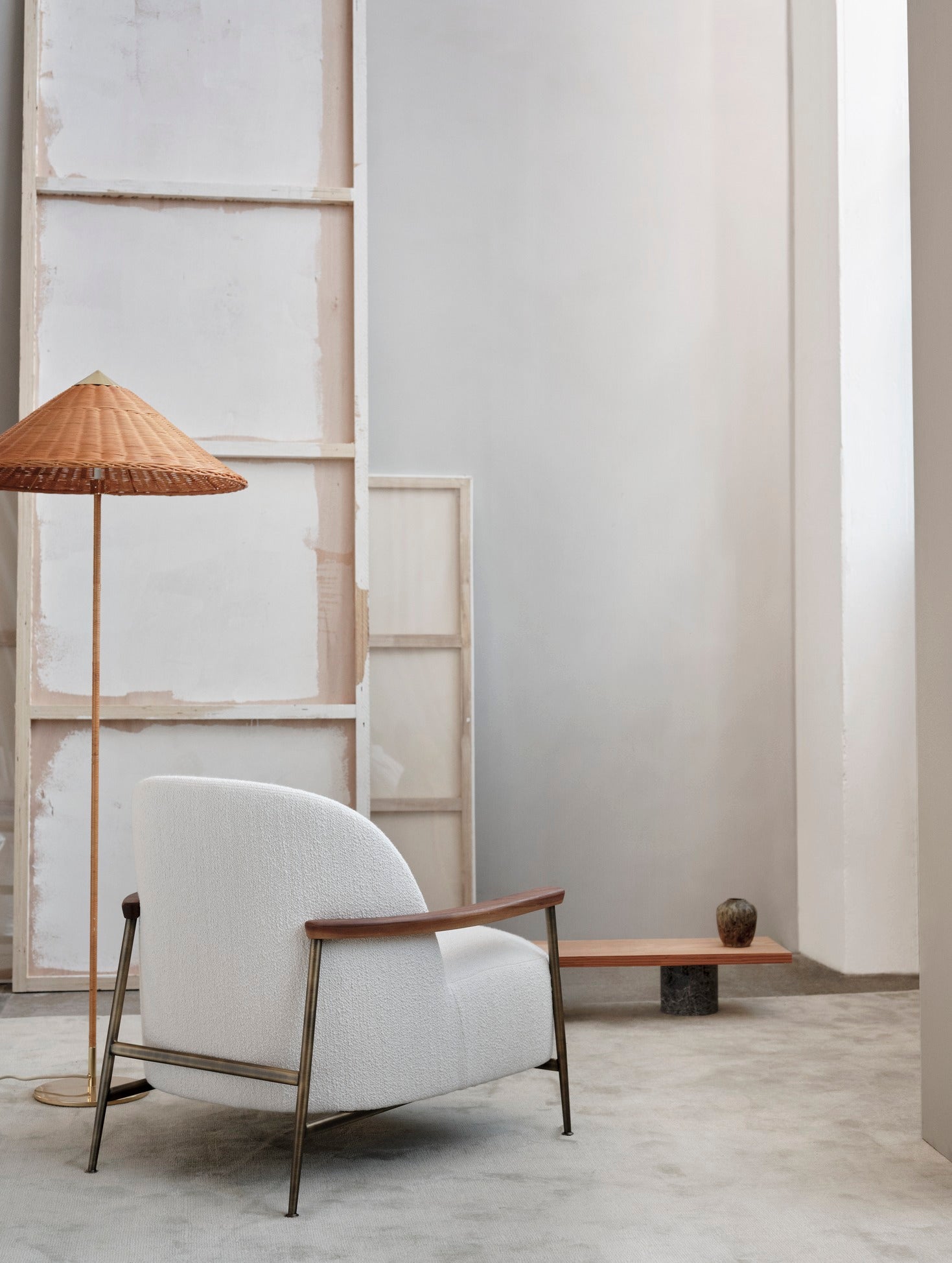 SEJOUR upholstered armchair with a brass base