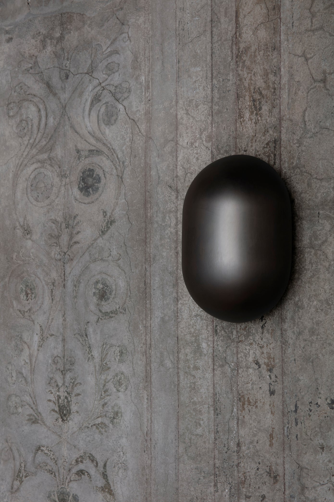 HOWARD black wall lamp