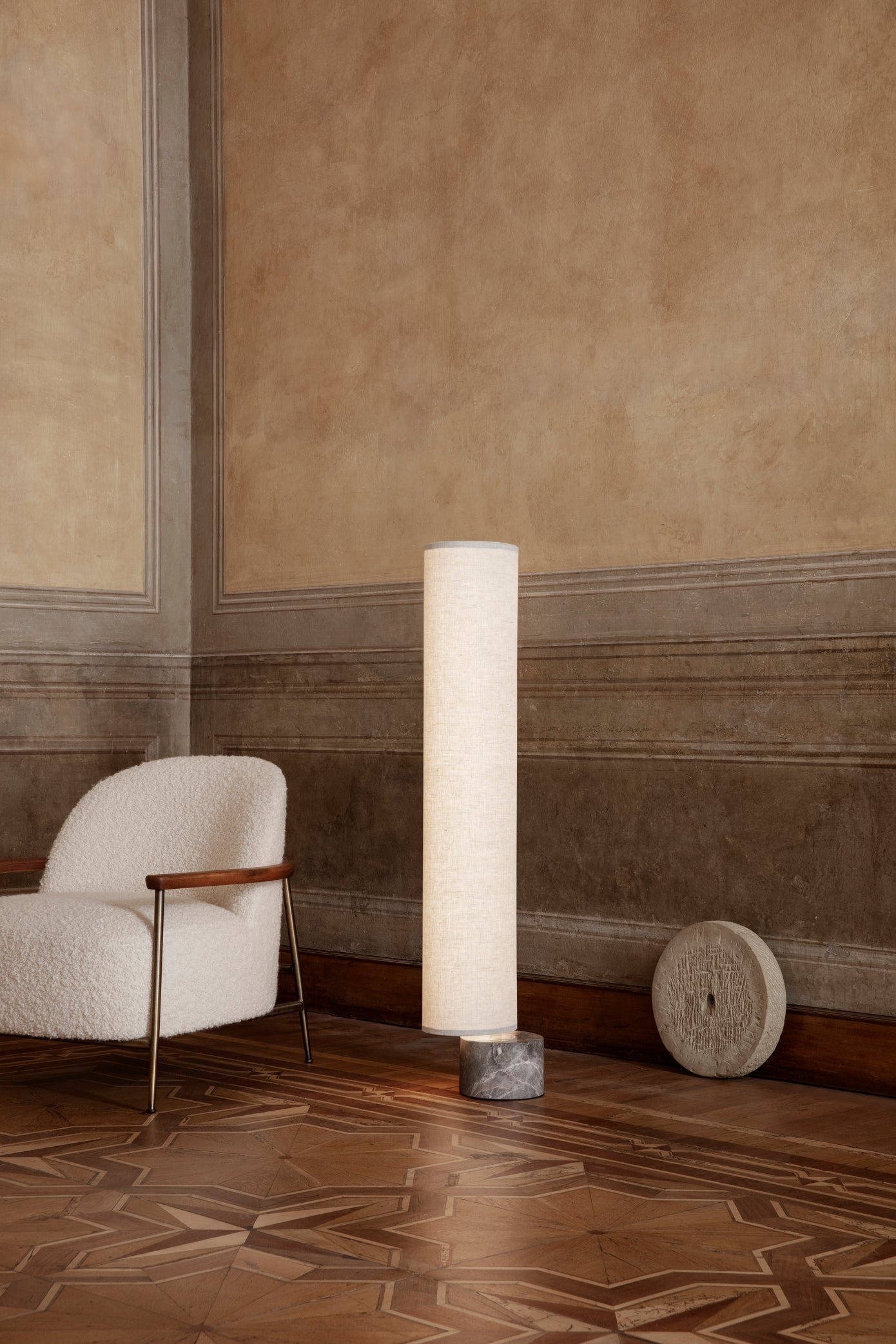 SEJOUR upholstered armchair with a brass base