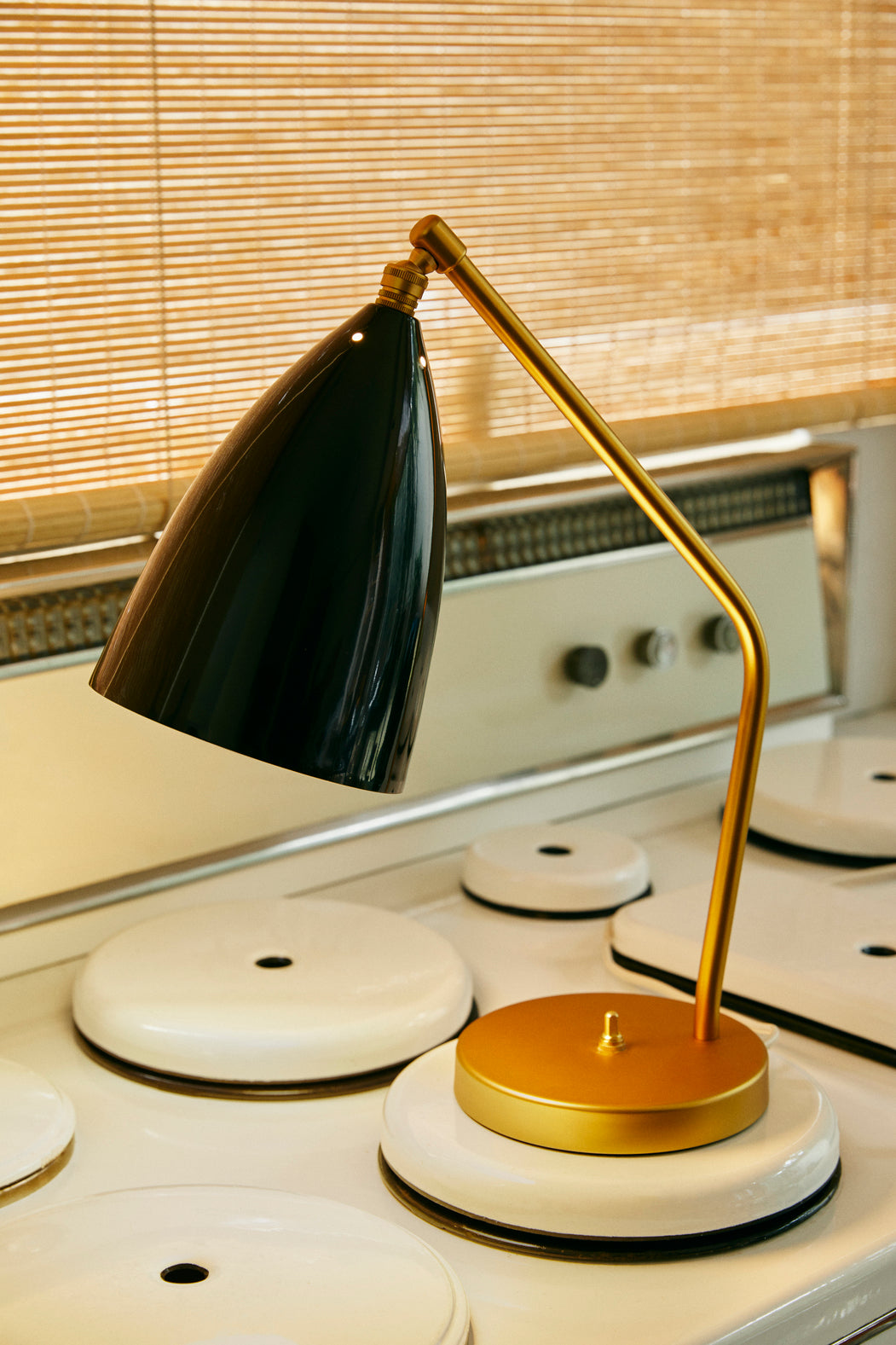 Tischlampe GRÄSHOPPA schwarzer glänzender Schirm mit goldenem Fuß