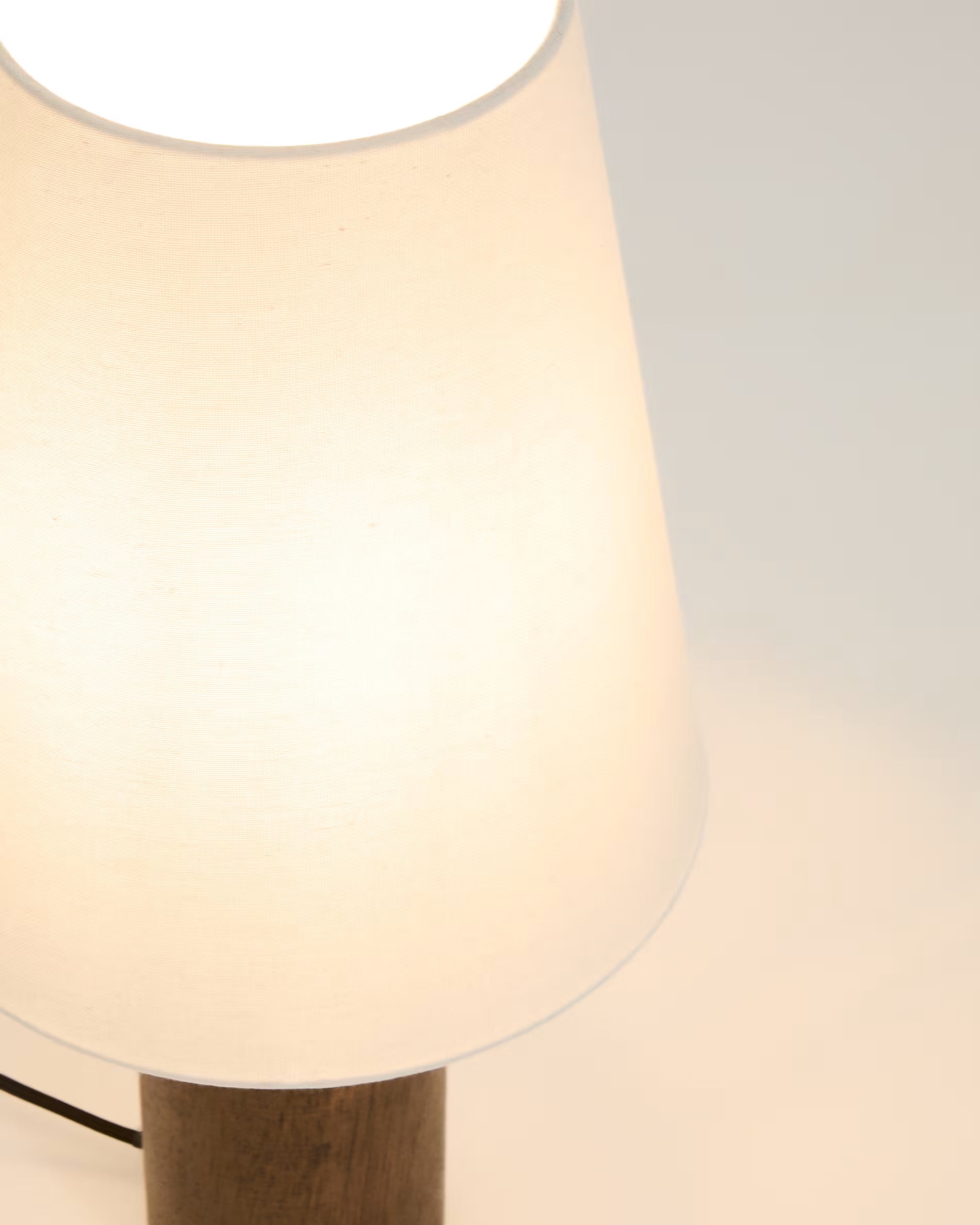 Tischlampe MARGA dunkles Gummiholz mit weißem Schirm