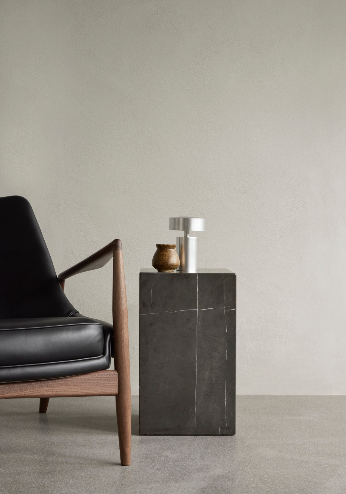 Sessel THE SEAL grau mit Eichenbasis