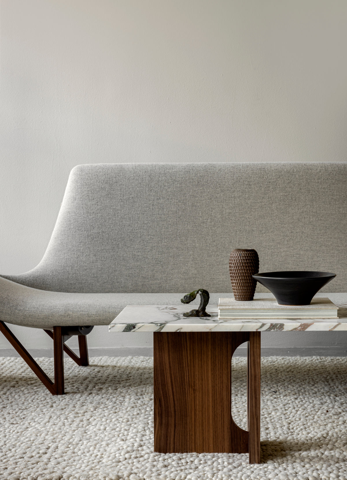 Sofa PAGODE jasnoszary z dębową podstawą