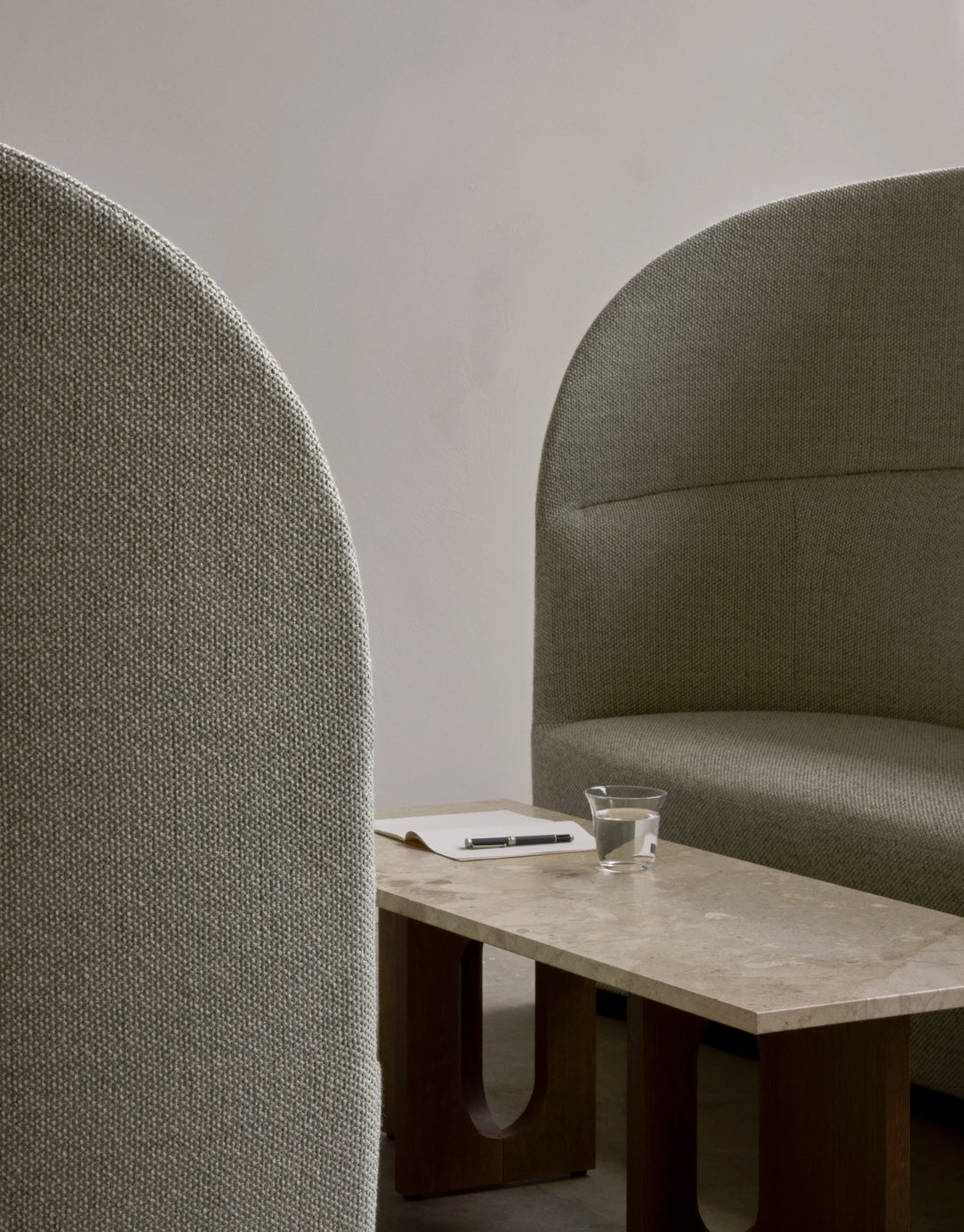 Couchtisch ANDROGYNE beige Marmor mit Nussbaumfuß