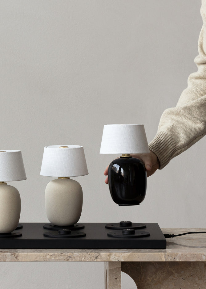 Lampa przenośna TORSO czarna ceramika z białym kloszem