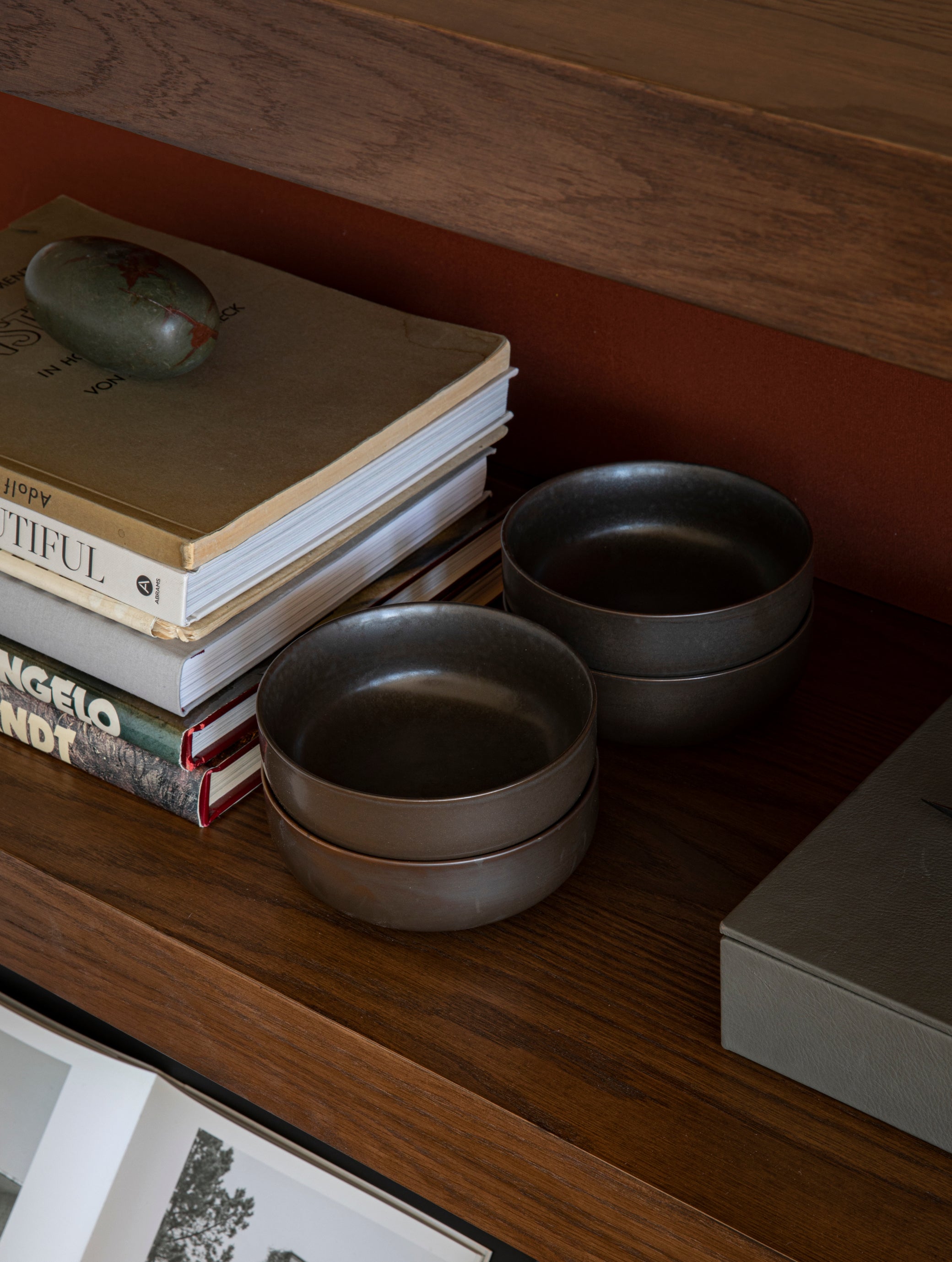 ZET shelf in dark oak wood with a black frame