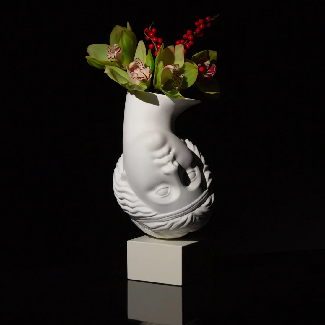AMOR VOLAT White Vase