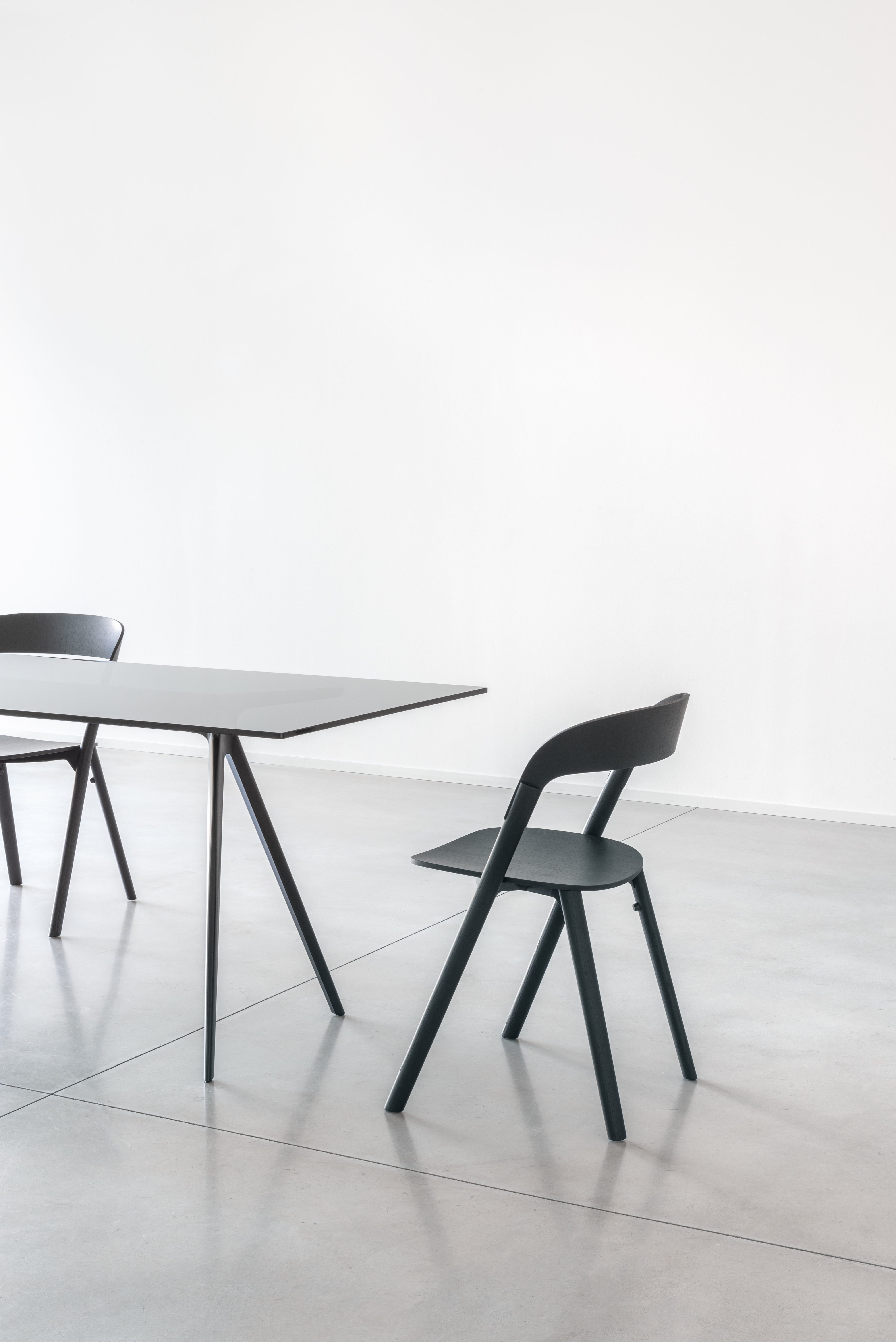 BAGUETTE beige desk with a white base