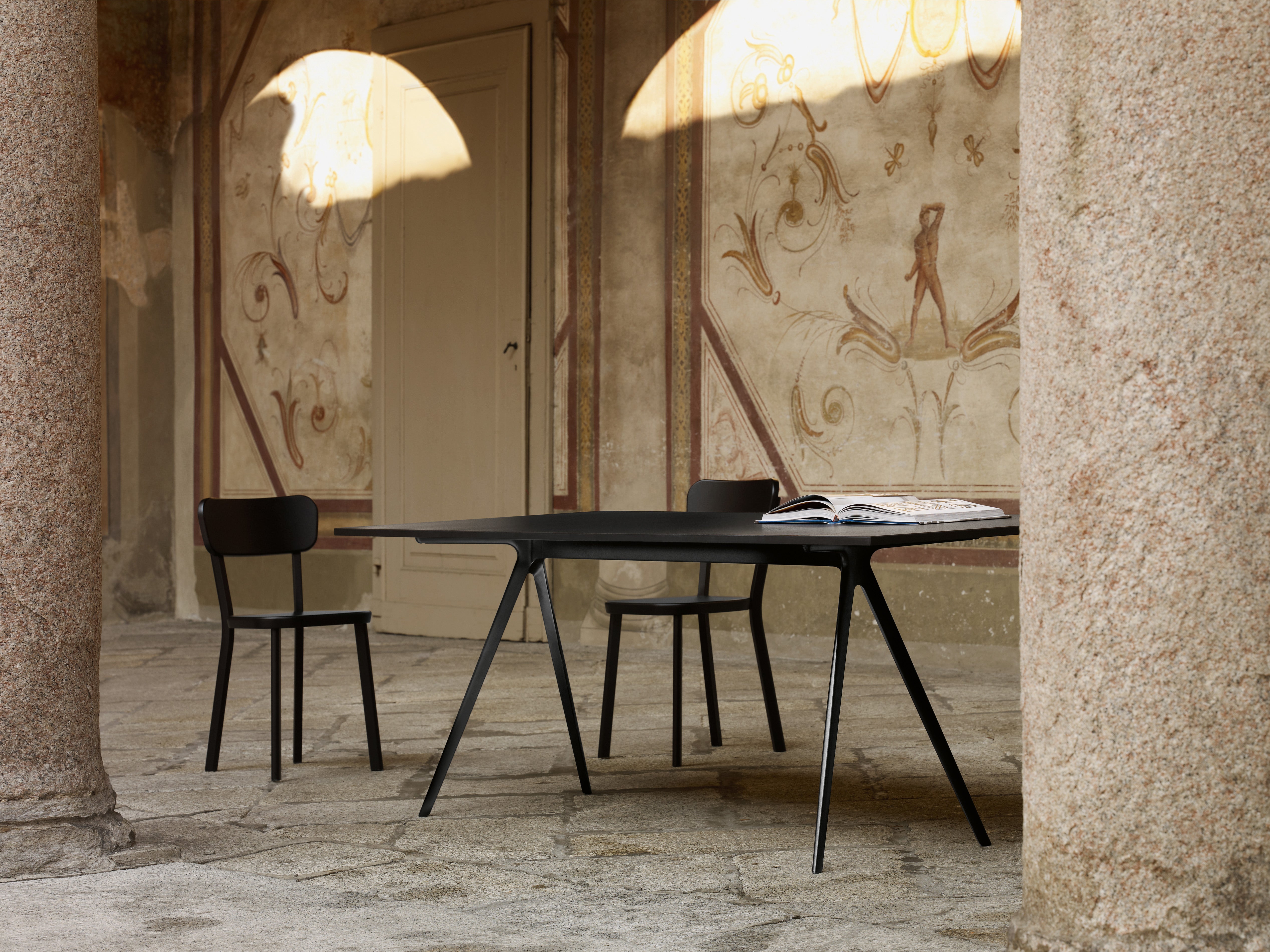 BAGUETTE beige desk with a white base