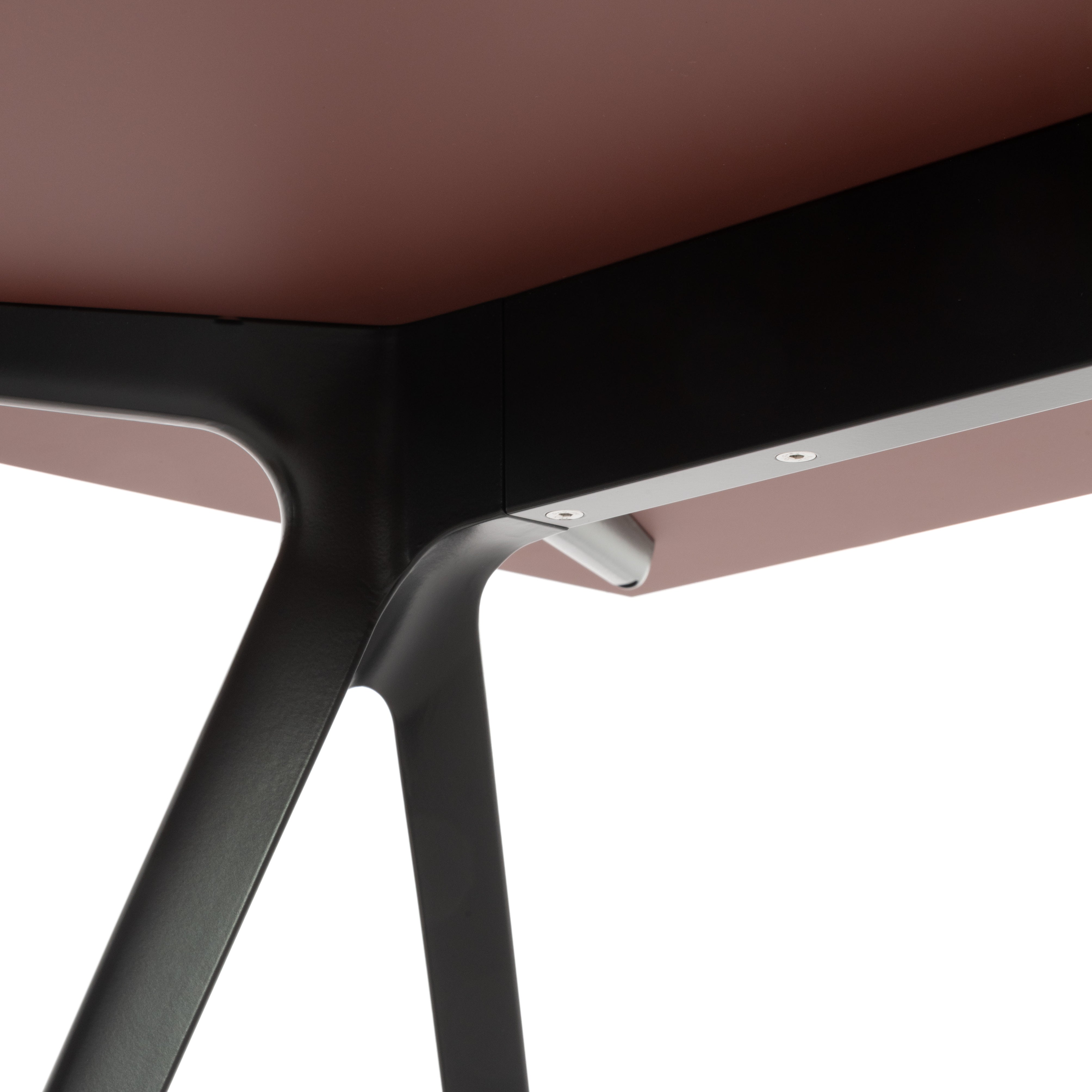 BAGUETTE desk in burgundy with a black base