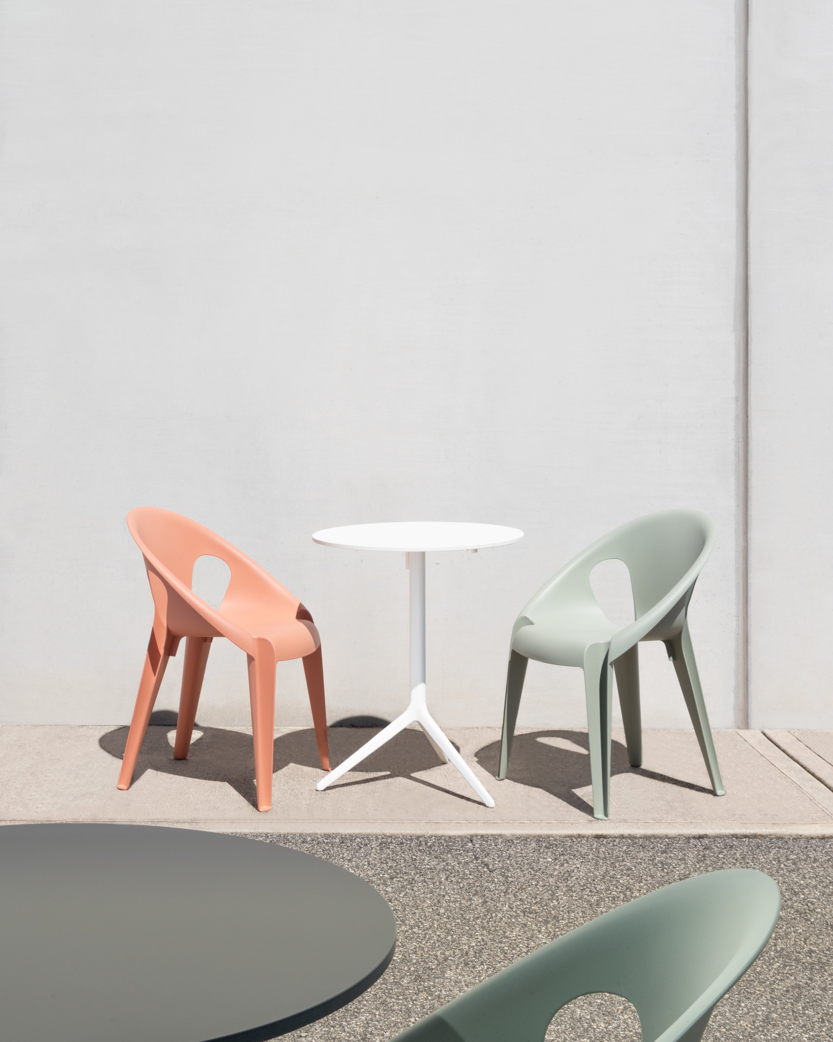 Round outdoor table CENTRAL black