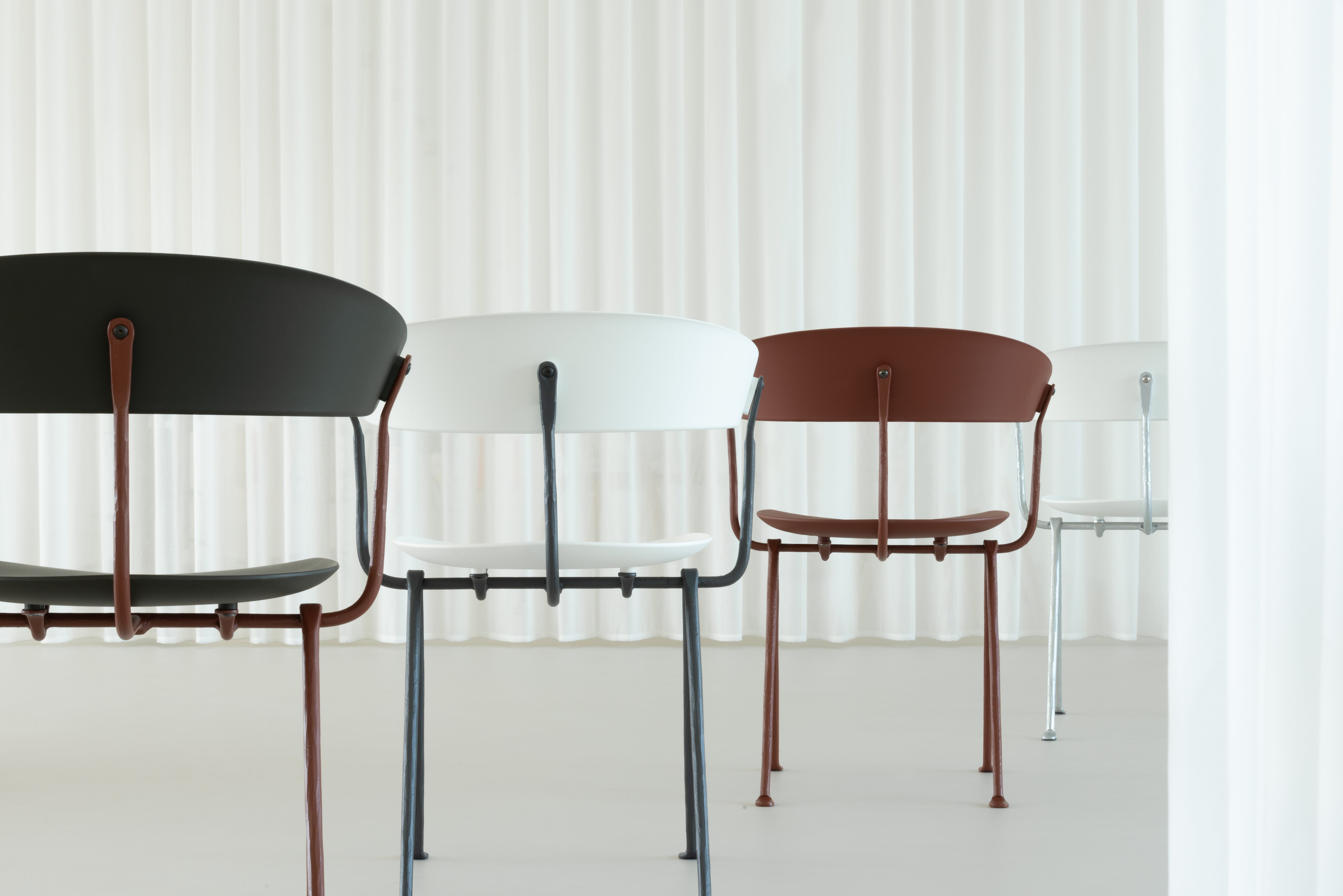 OFFICINA chair with a brown base and gray seat