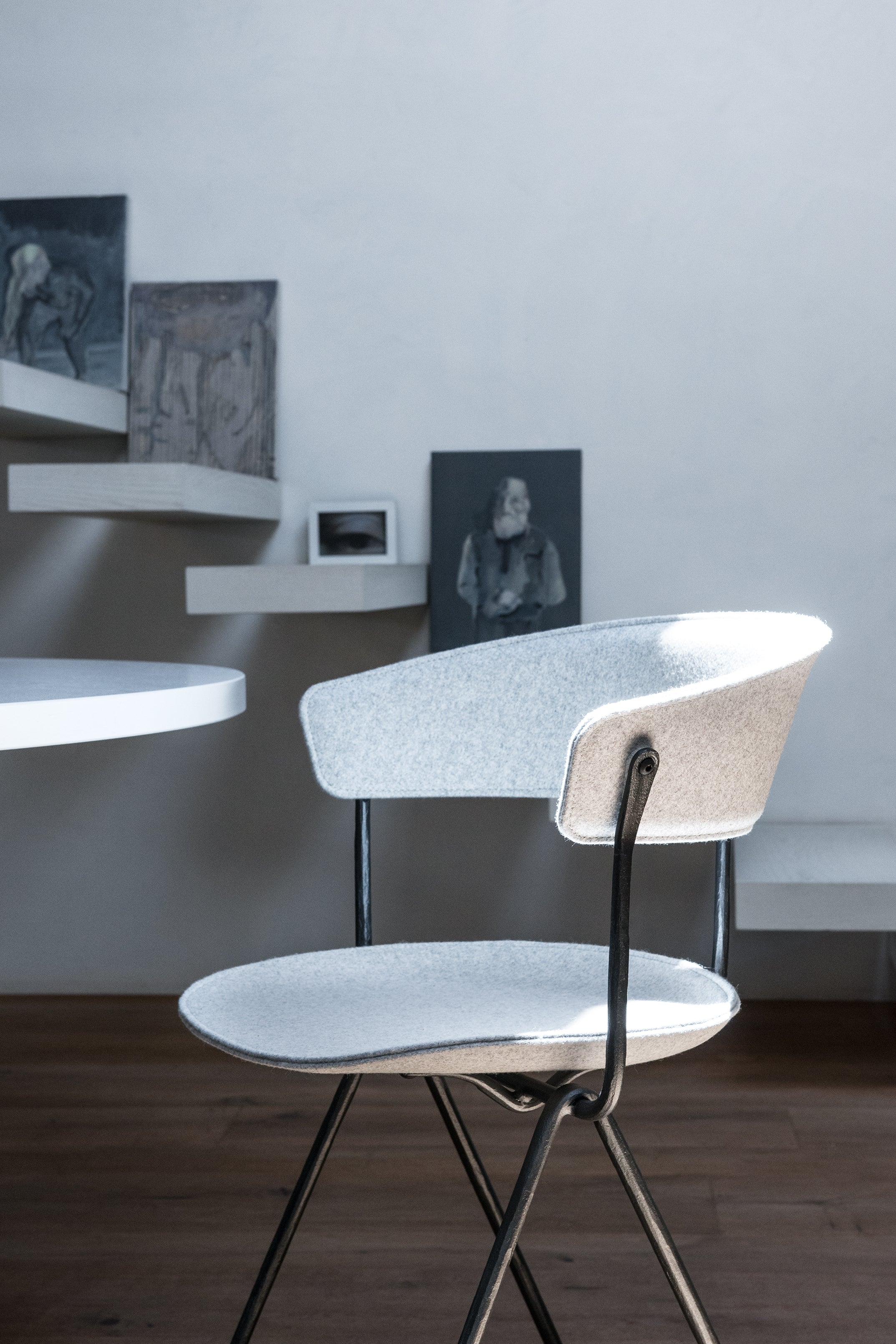 OFFICINA Stuhl mit Metallgestell und weißem Sitz