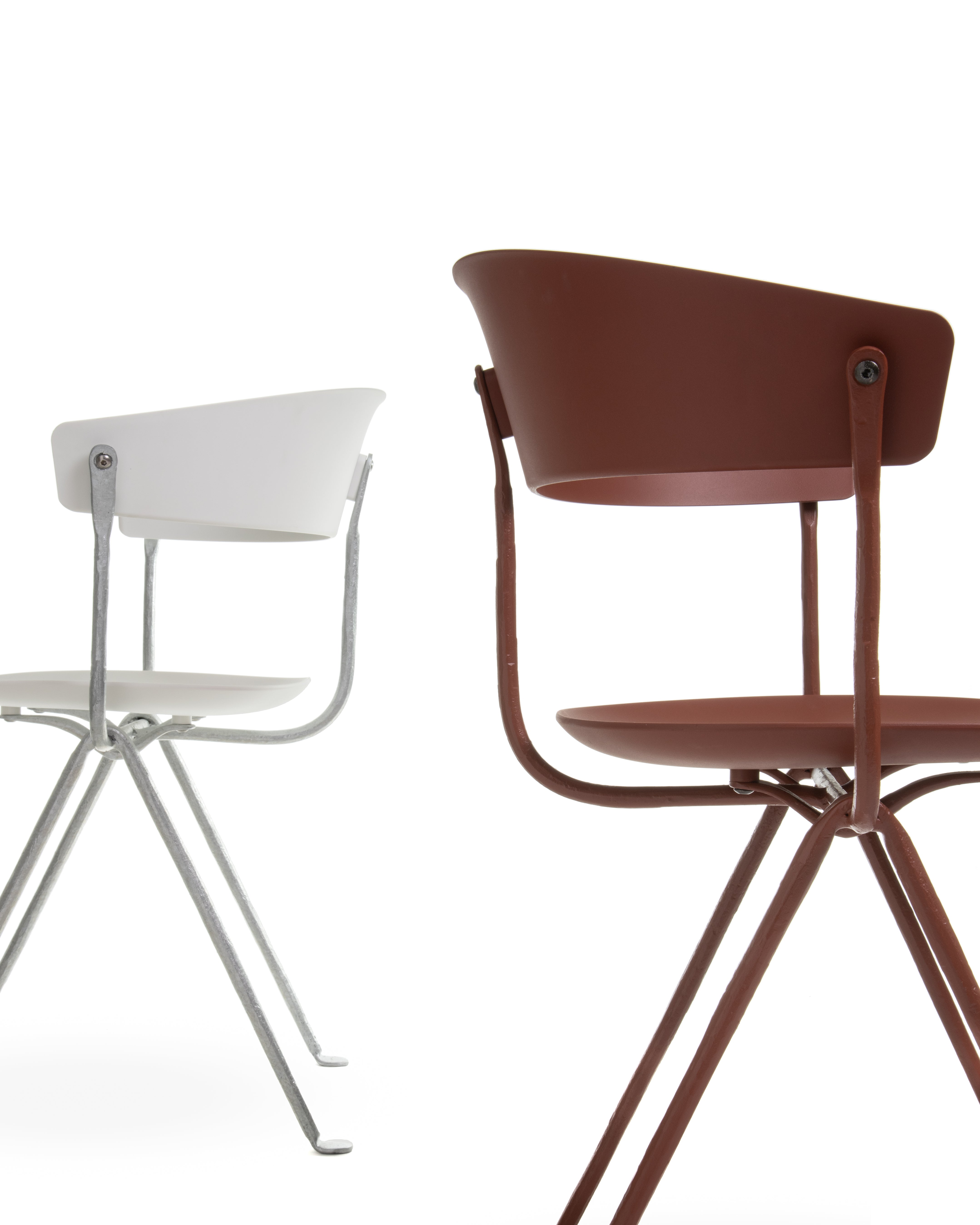 OFFICINA chair with a brown base and gray seat