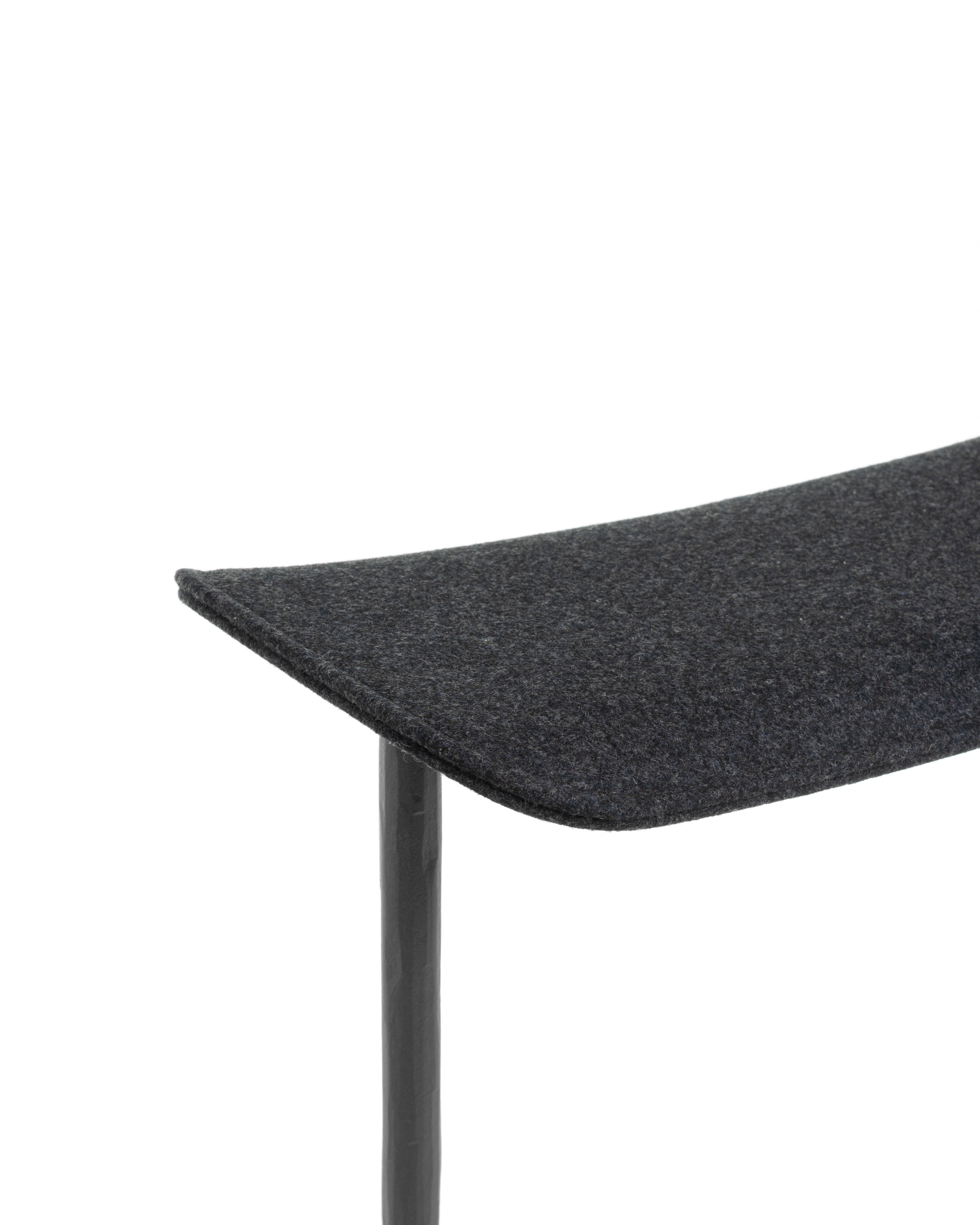 OFFICINA bar stool with anthracite base and gray seat