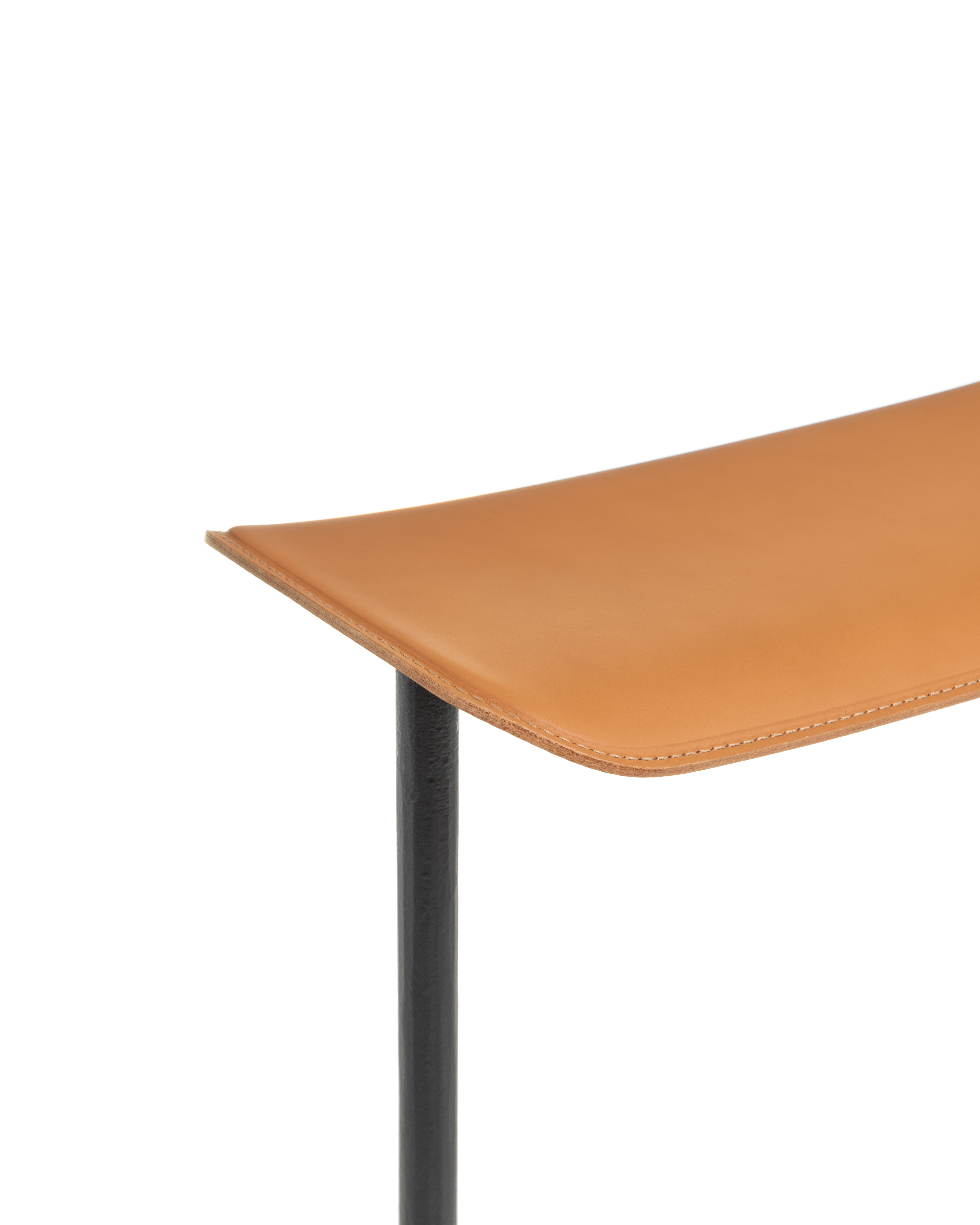OFFICINA Barhocker, anthrazitfarbenes Gestell, Sitzfläche aus cognacfarbenem Leder