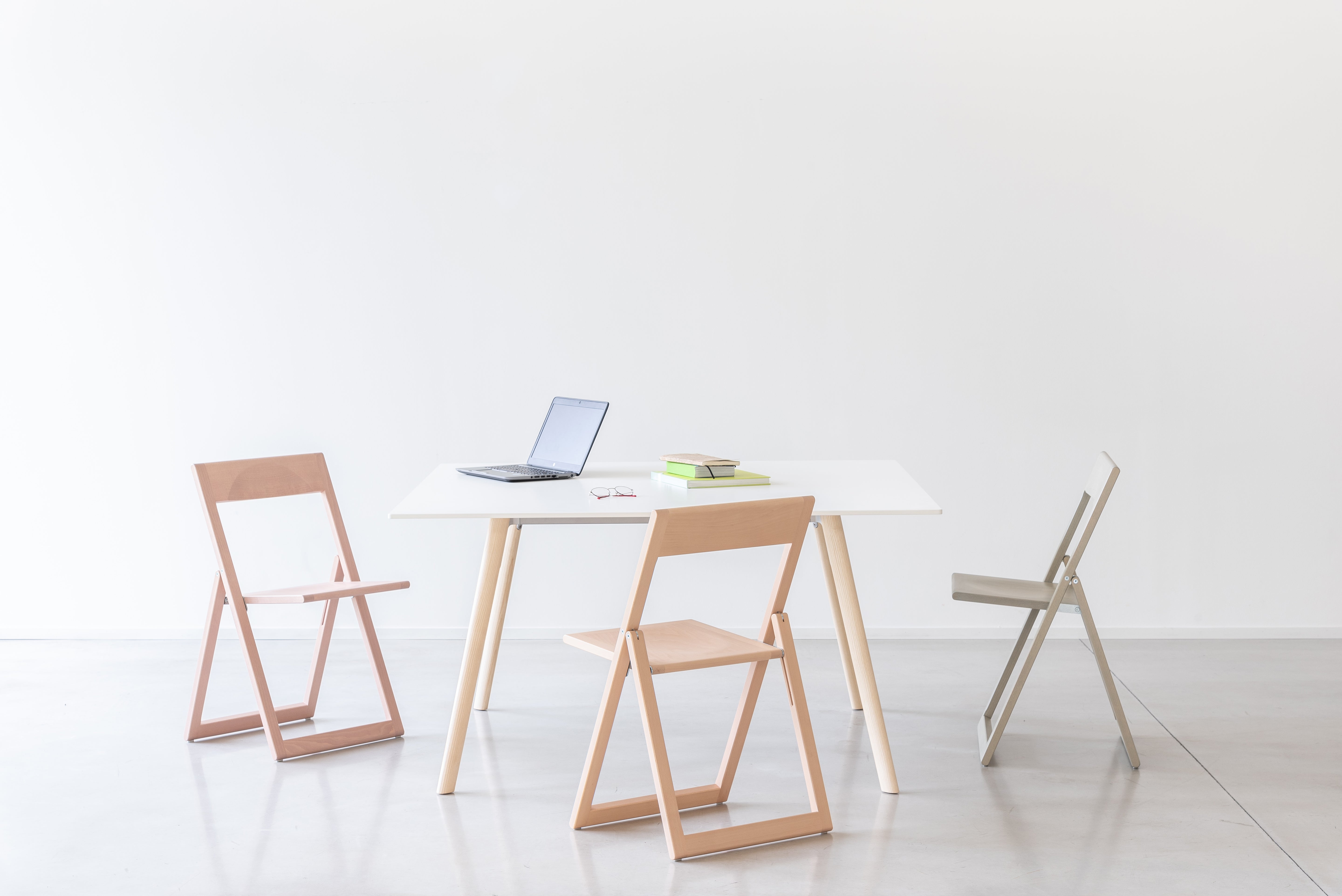PILO table with a white top and ash base