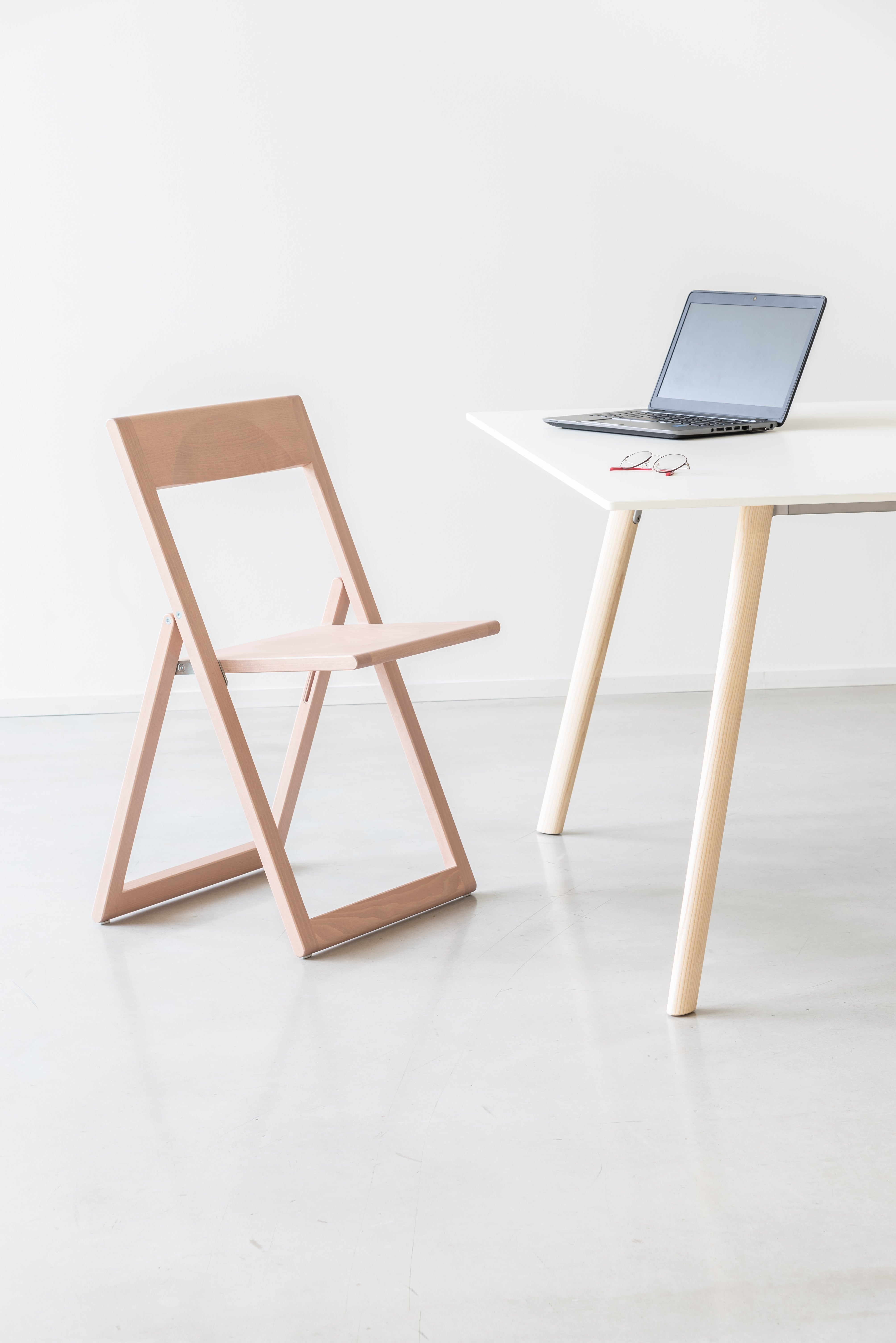 PILO table with a white top and ash base