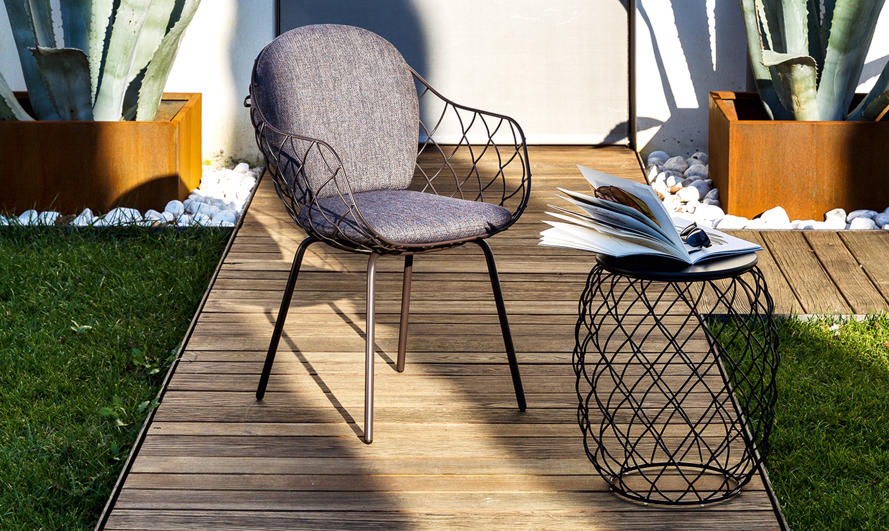 Outdoor chair PIÑA red with white base