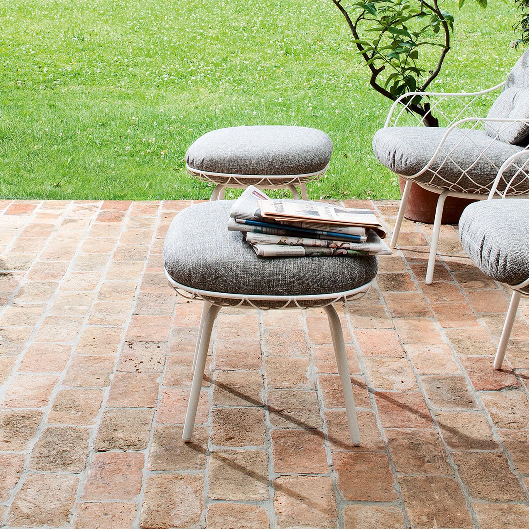 Outdoor pouf PIÑA green with black base