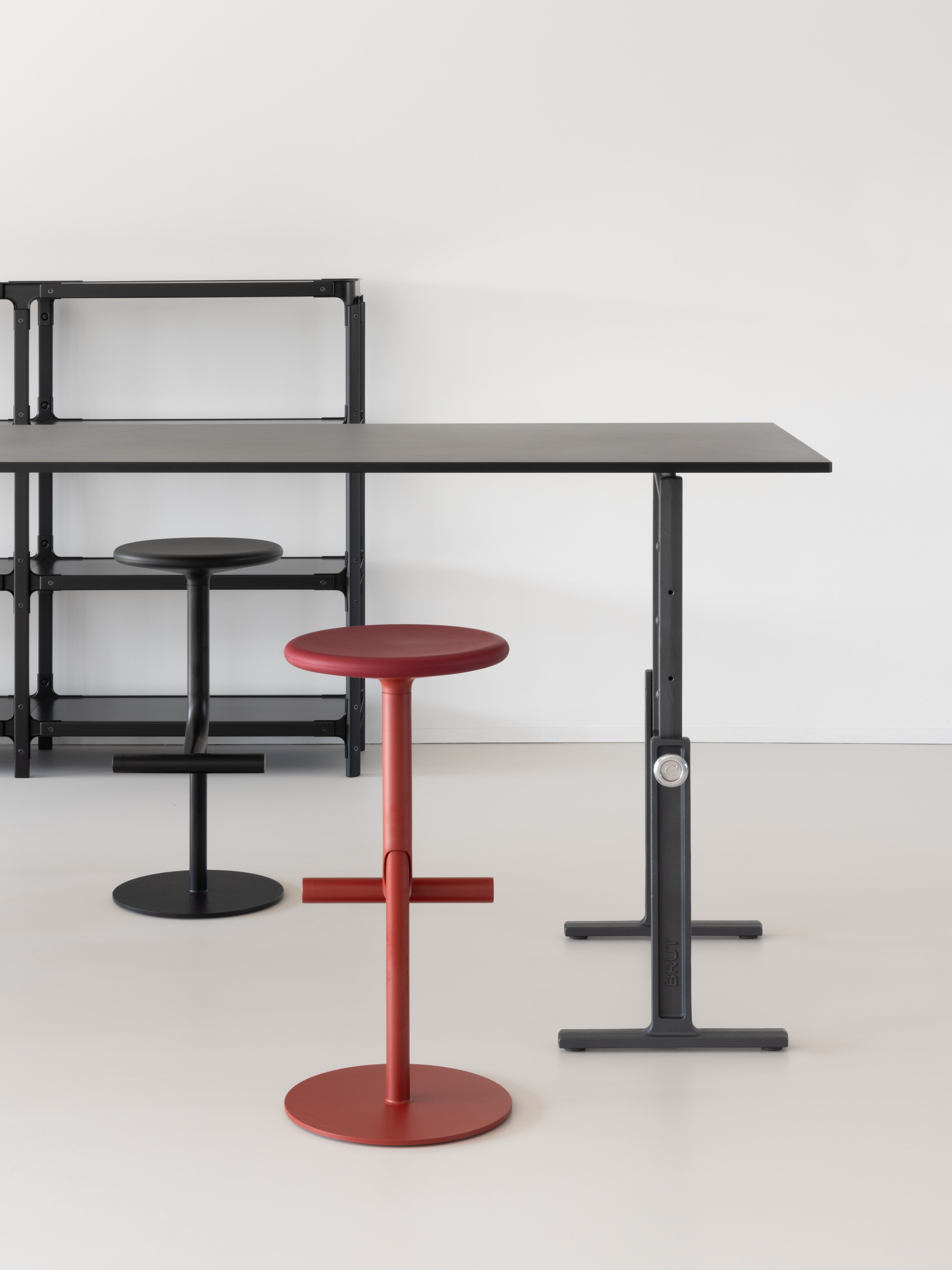 TIBU black swivel stool