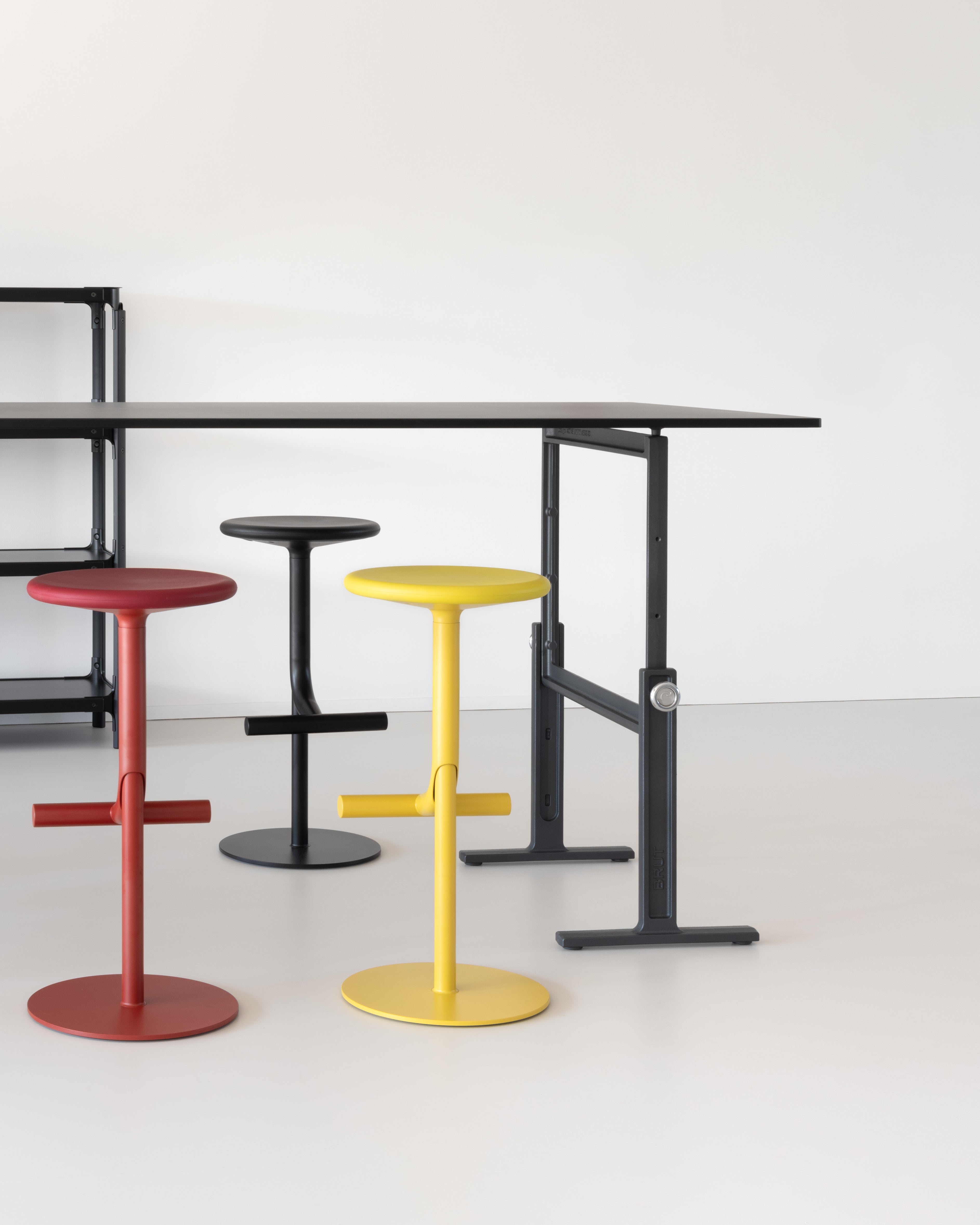 TIBU black swivel stool