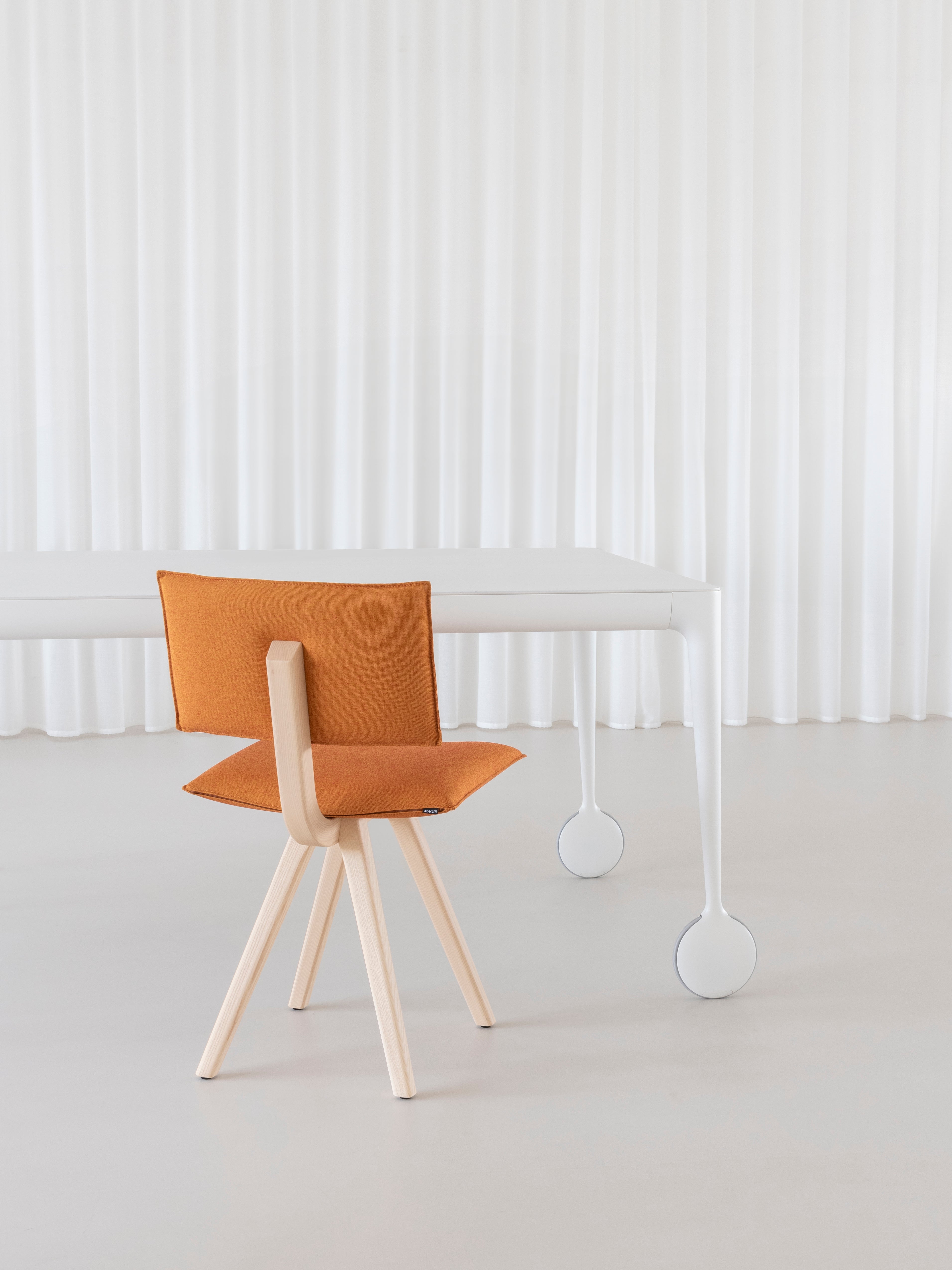 TRAVE upholstered chair with a black ash base