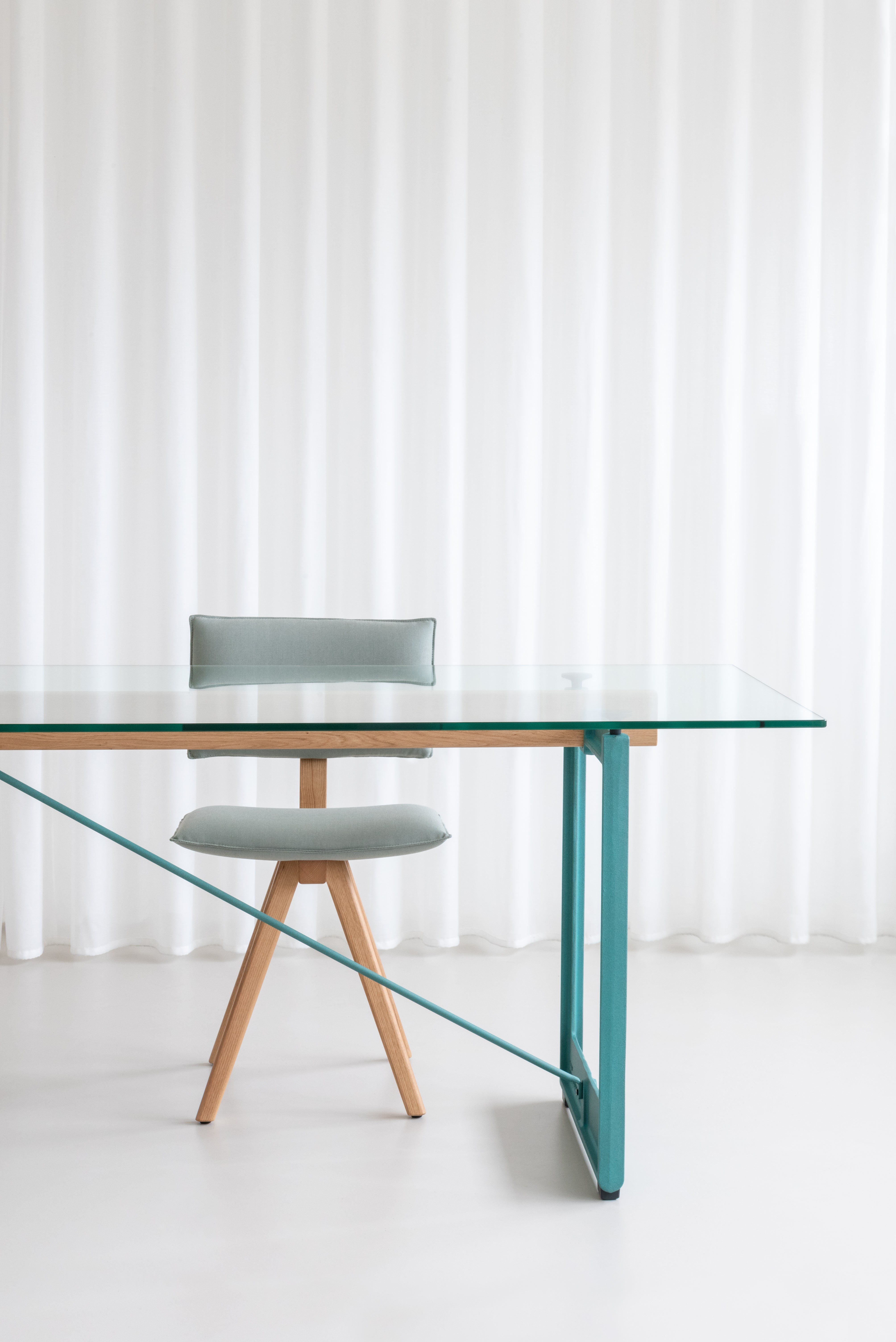 TRAVE upholstered chair with a black ash base