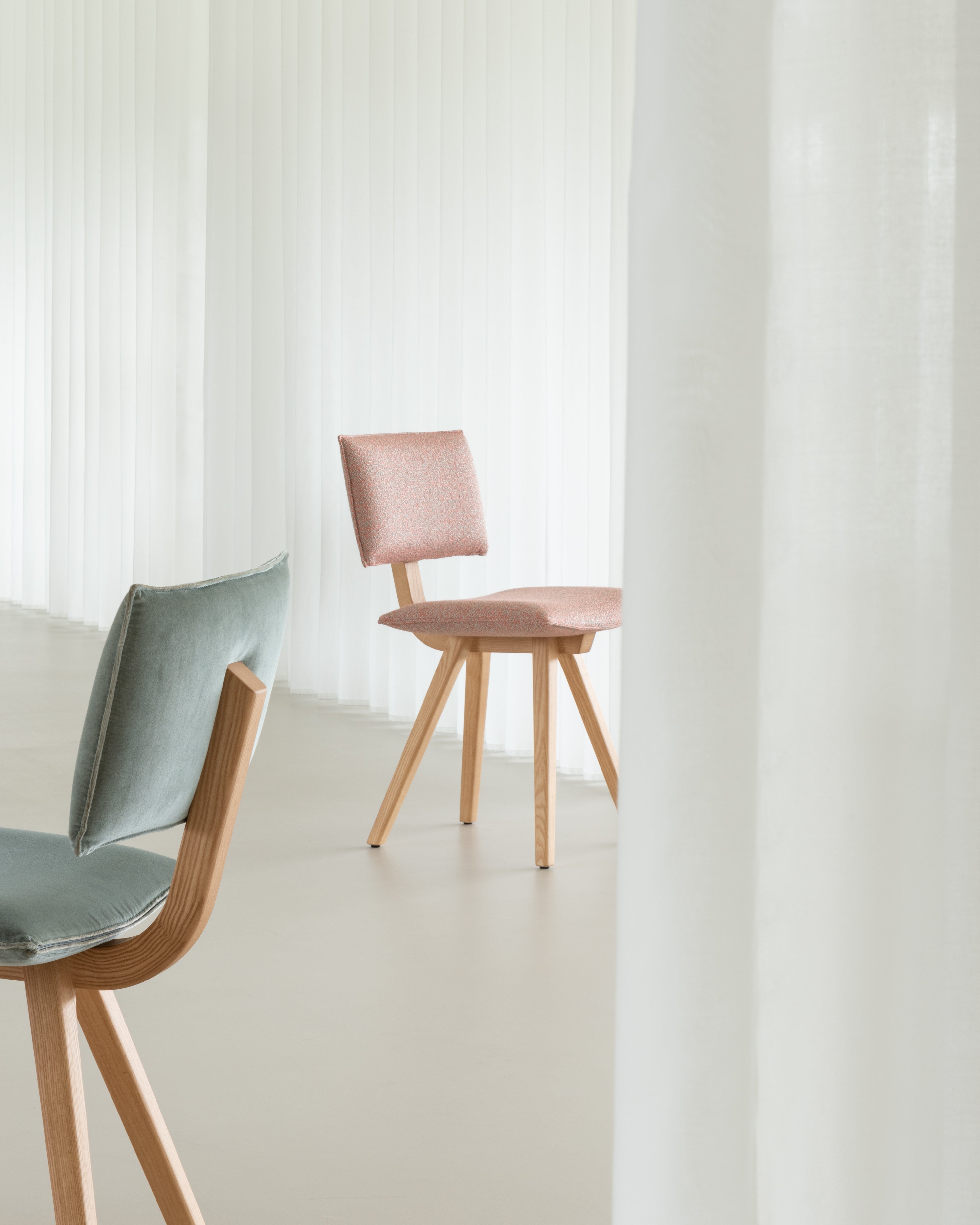TRAVE upholstered chair with a black ash base