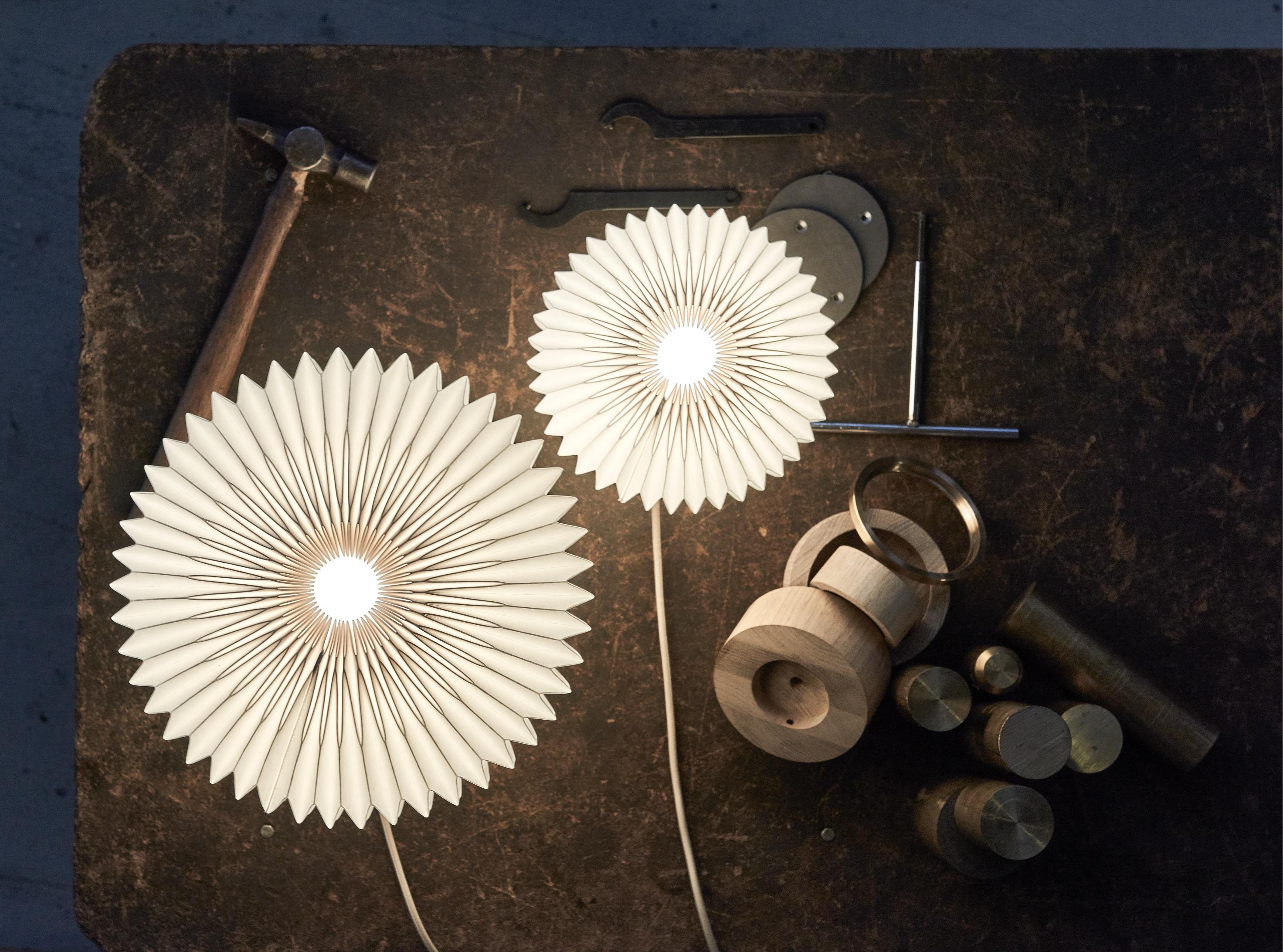 Tischlampe MODEL 375 weiß mit rauchigem Eichenfuß