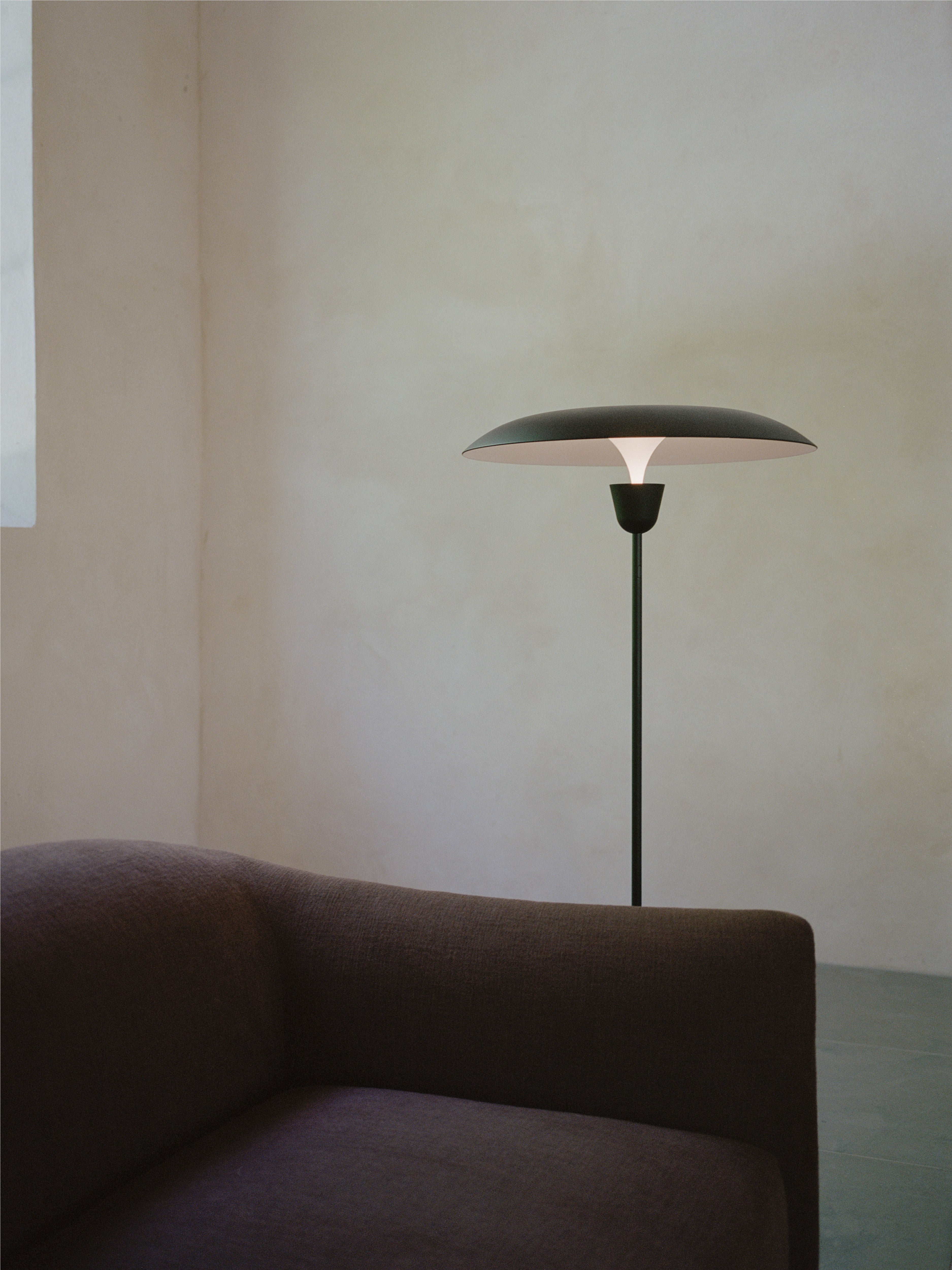KANTARELL Floor Lamp in Black with White Finish