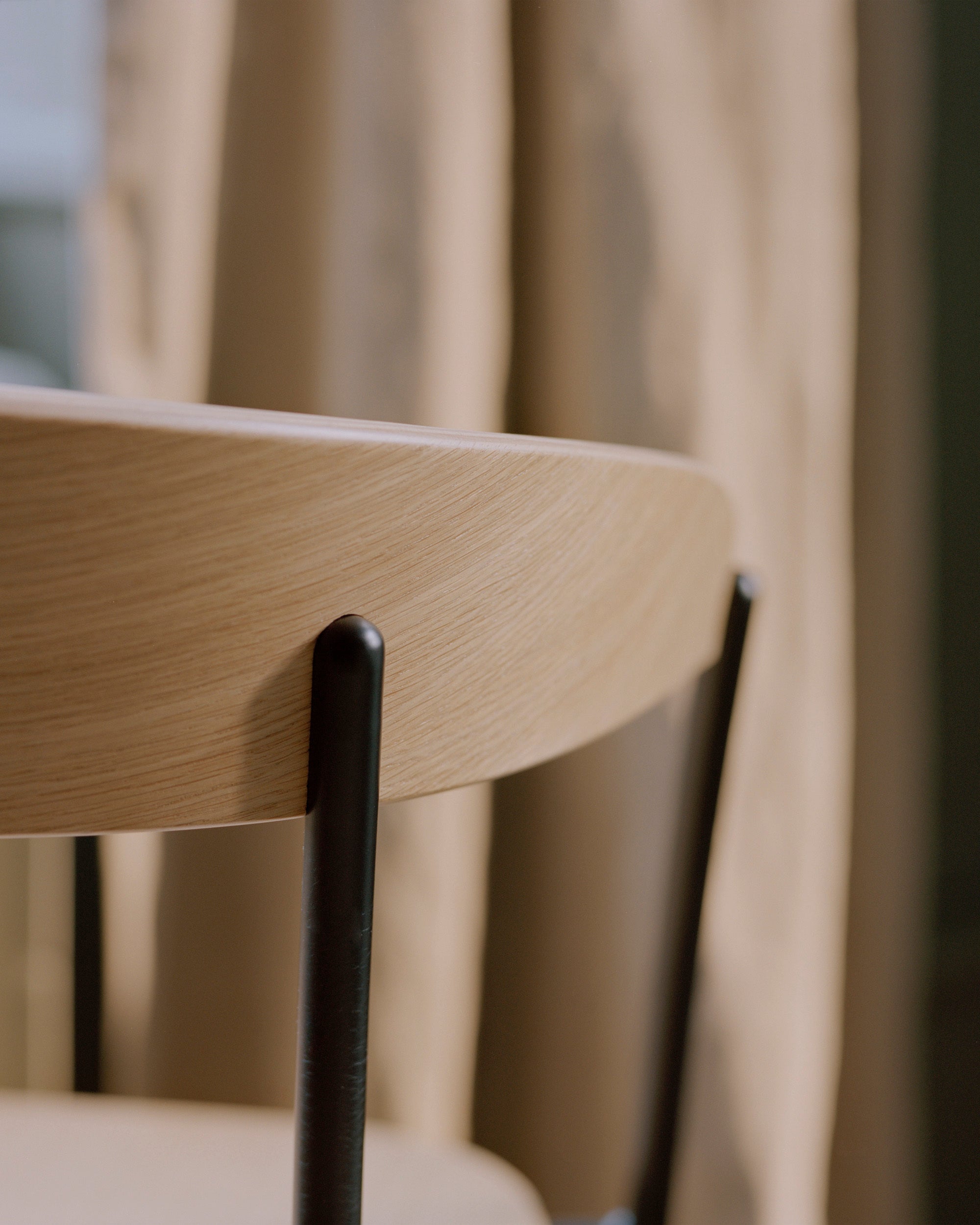 Chair with armrests Missing oak veneer