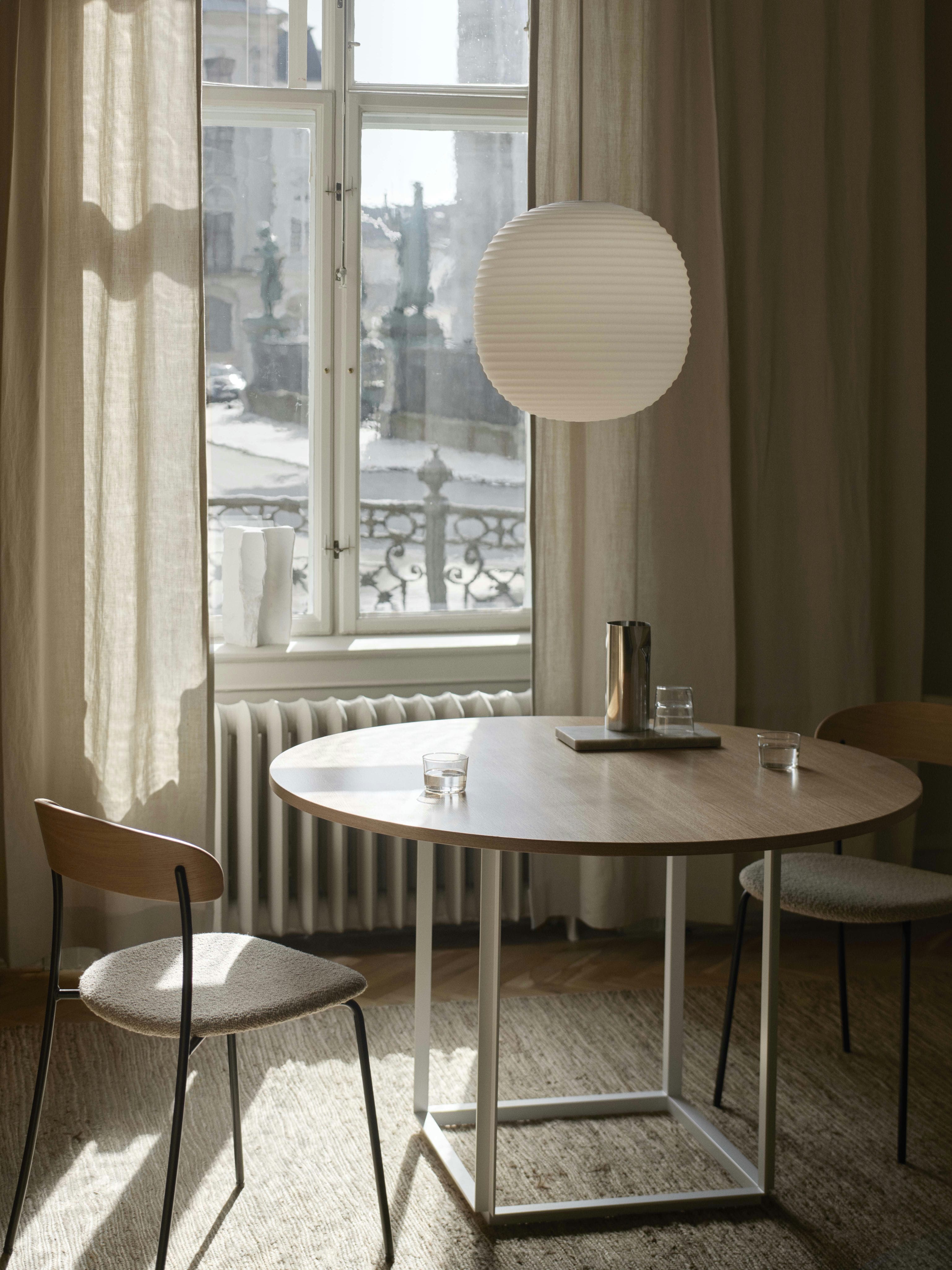 Runder Tisch Florence Oak Furnier mit einer weißen Basis