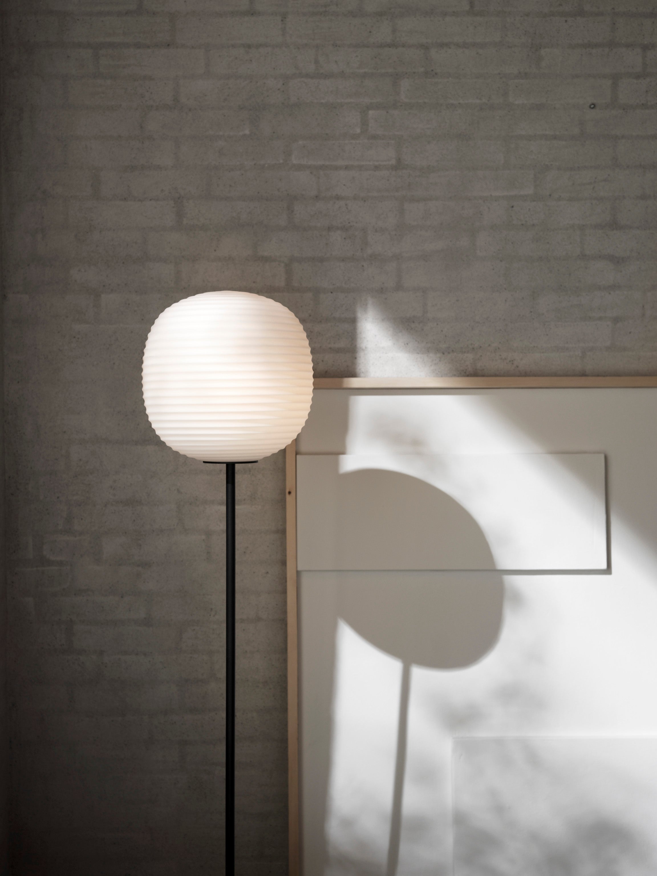 Lantern weiße Stehlampe mit einer schwarzen Basis