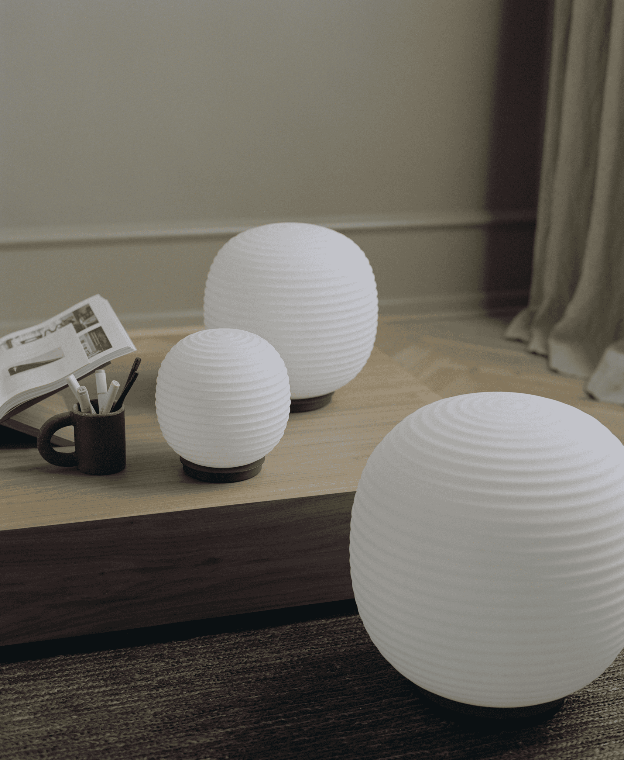 Lantern Globe weiße Stehlampe mit einer schwarzen Basis